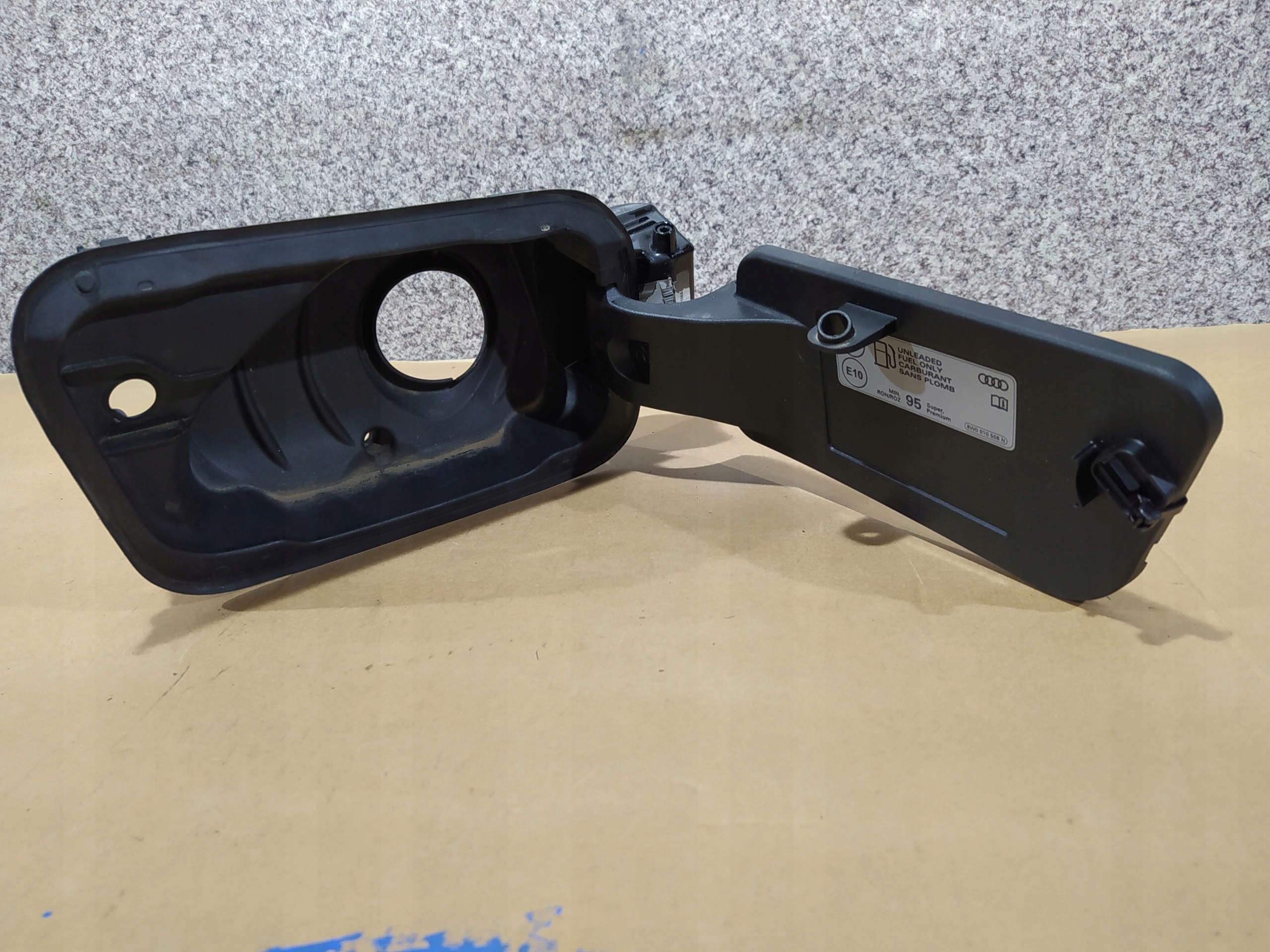 AUDI Q2 DVIERKA NADRZE 81A809906