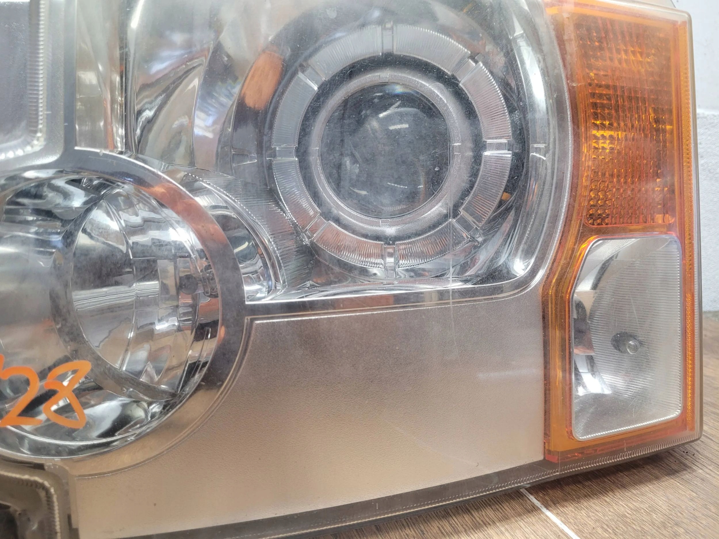 Land Rover Discovery 3 LR3 XENON ĽAVÉ PREDNÉ SVETLO