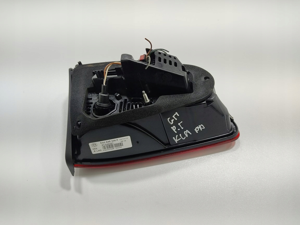 PRAVE ZADNE SVETLO V KAPOTE GOLF VII GTI 5G0945308F 2012-2016