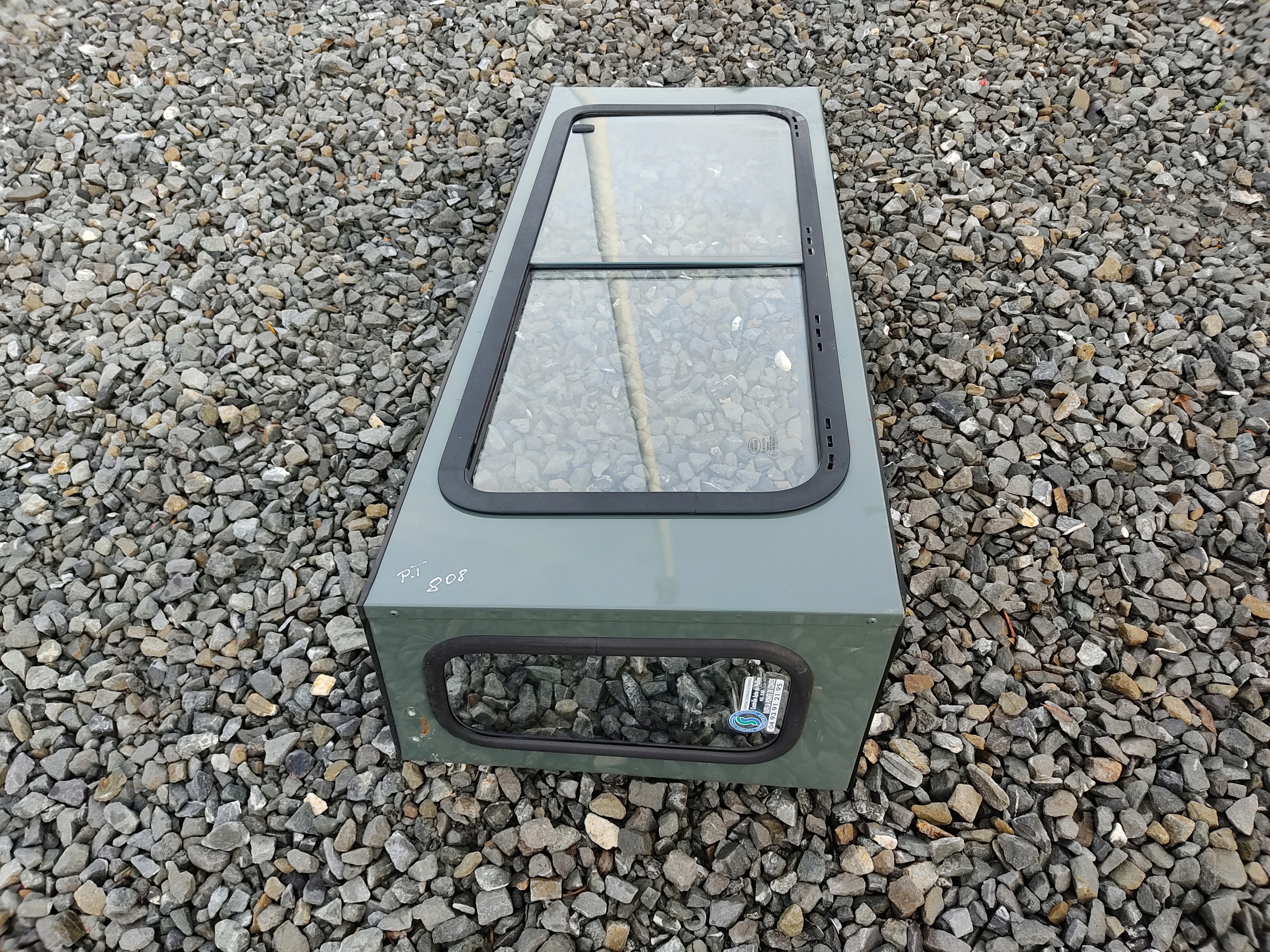 PRAVÉ ZADNÉ SKLO RÁM DEFENDER 1999-2014