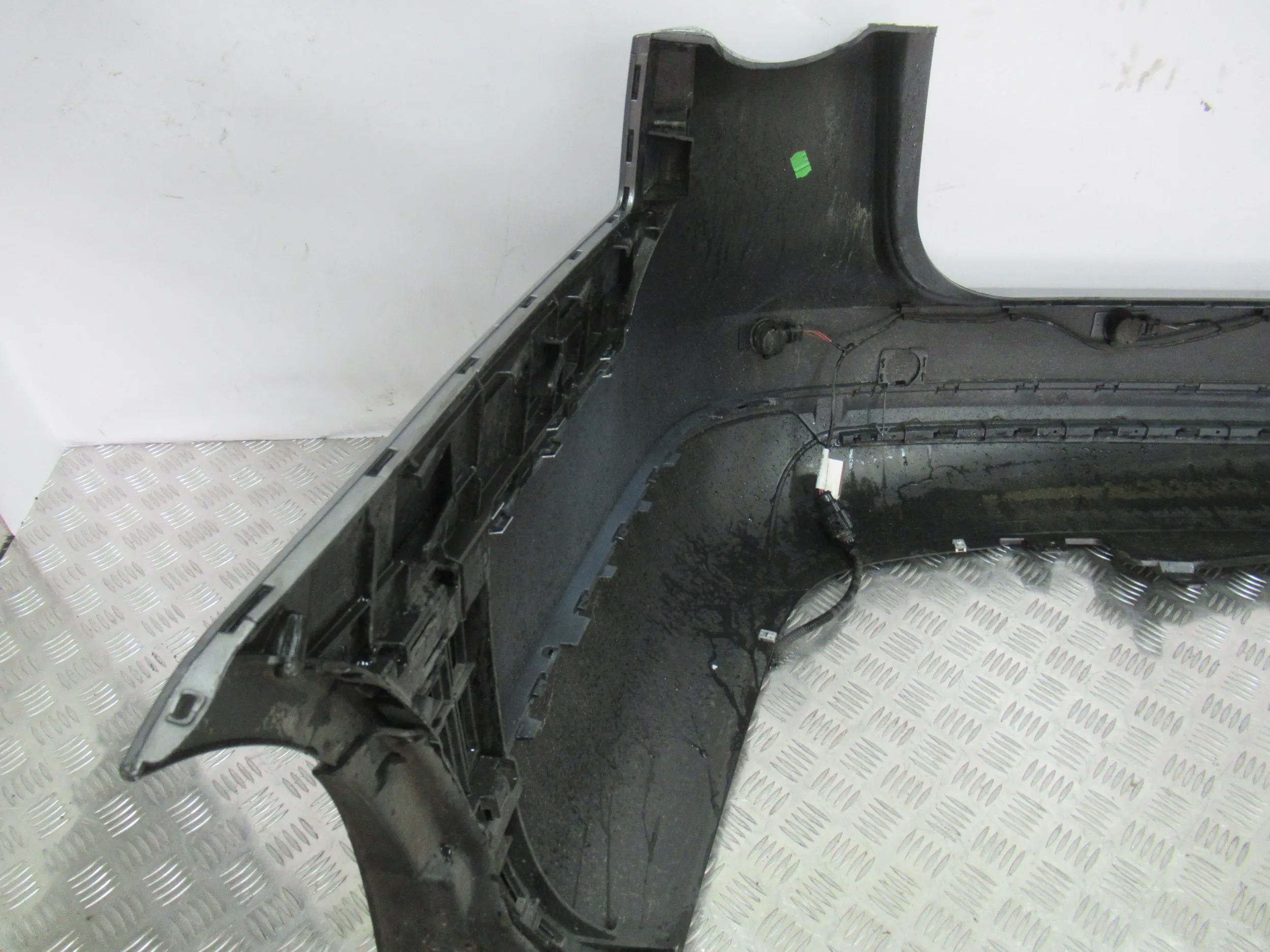 ZADNÝ NÁRAZNÍK VW PASSAT B6 KOMBI PDC