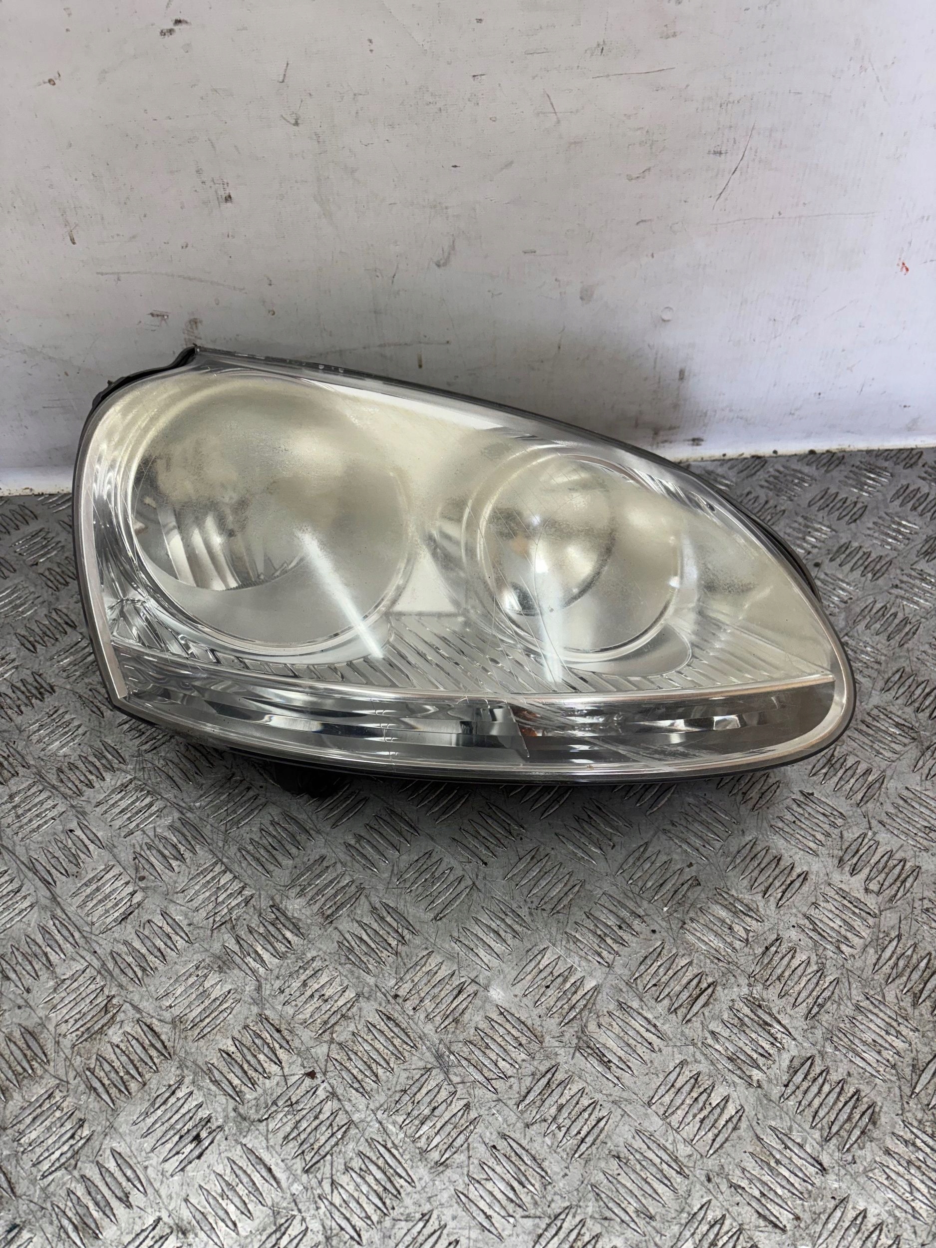 PRAVE PREDNE SVETLO VW GOLF V 5
