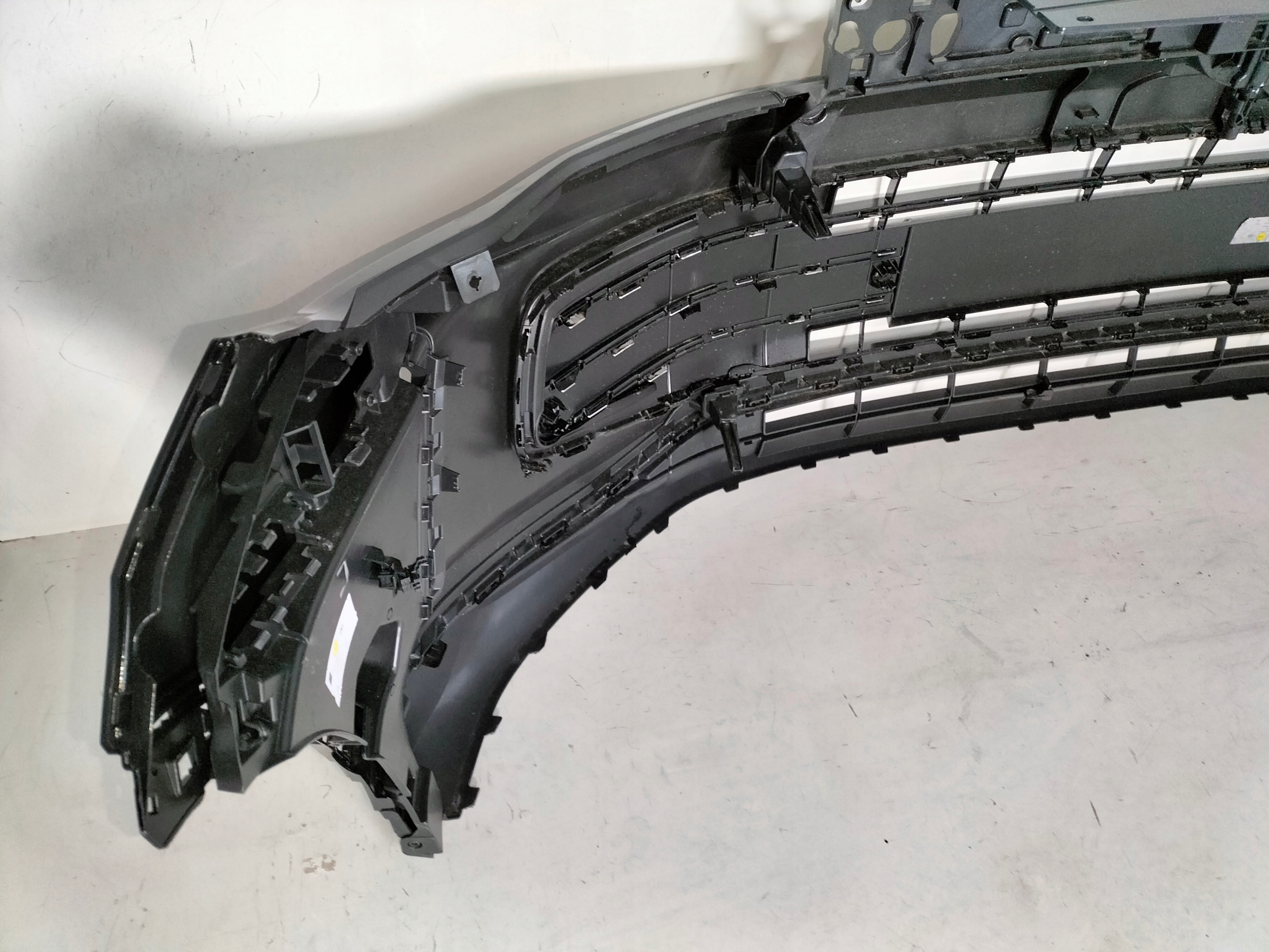 PREDNÝ NÁRAZNÍK VW TIGUAN III 571 24-