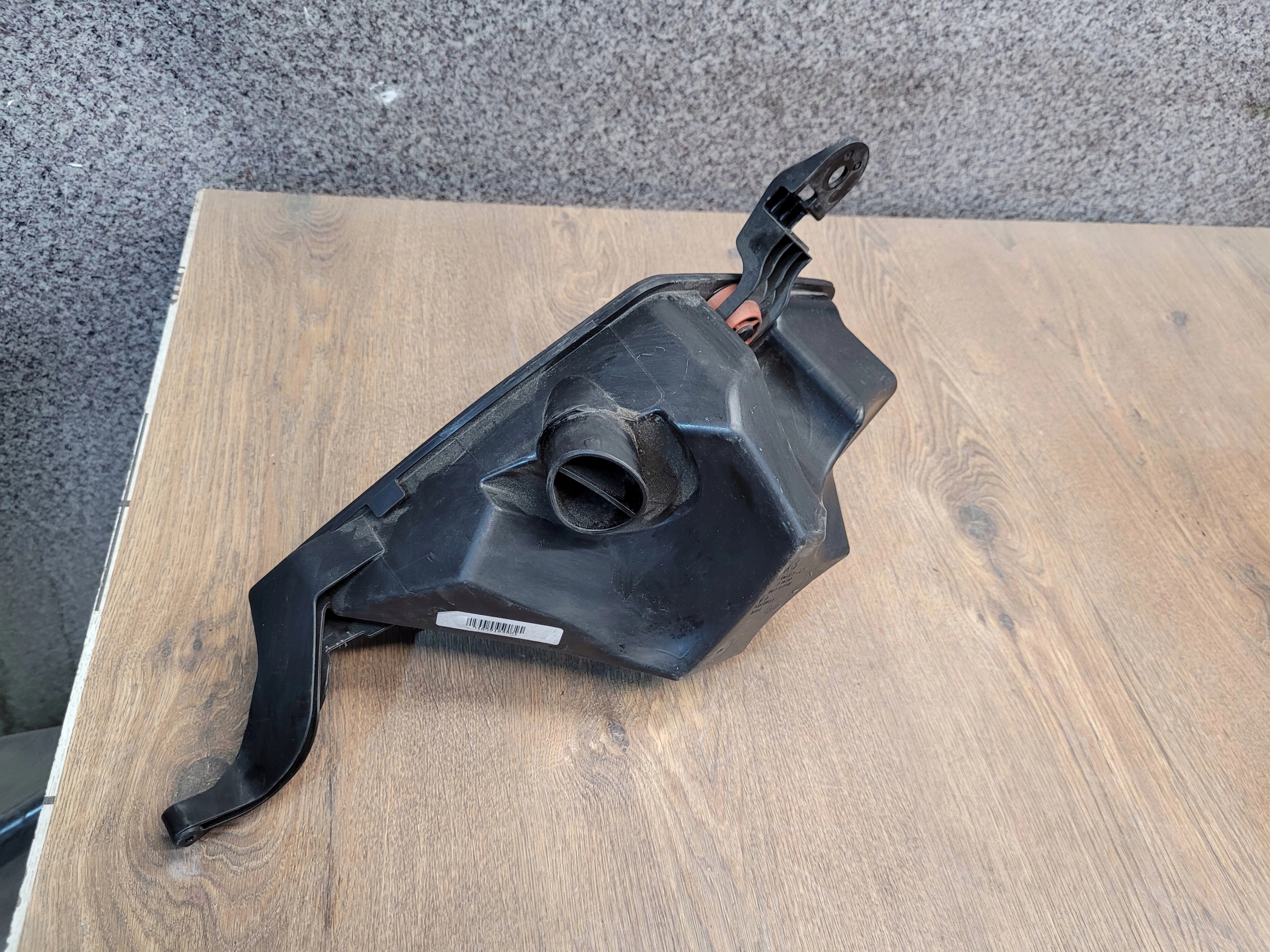 BMW G30 G31 2.0D REZONATOR VZDUCHU 8591849