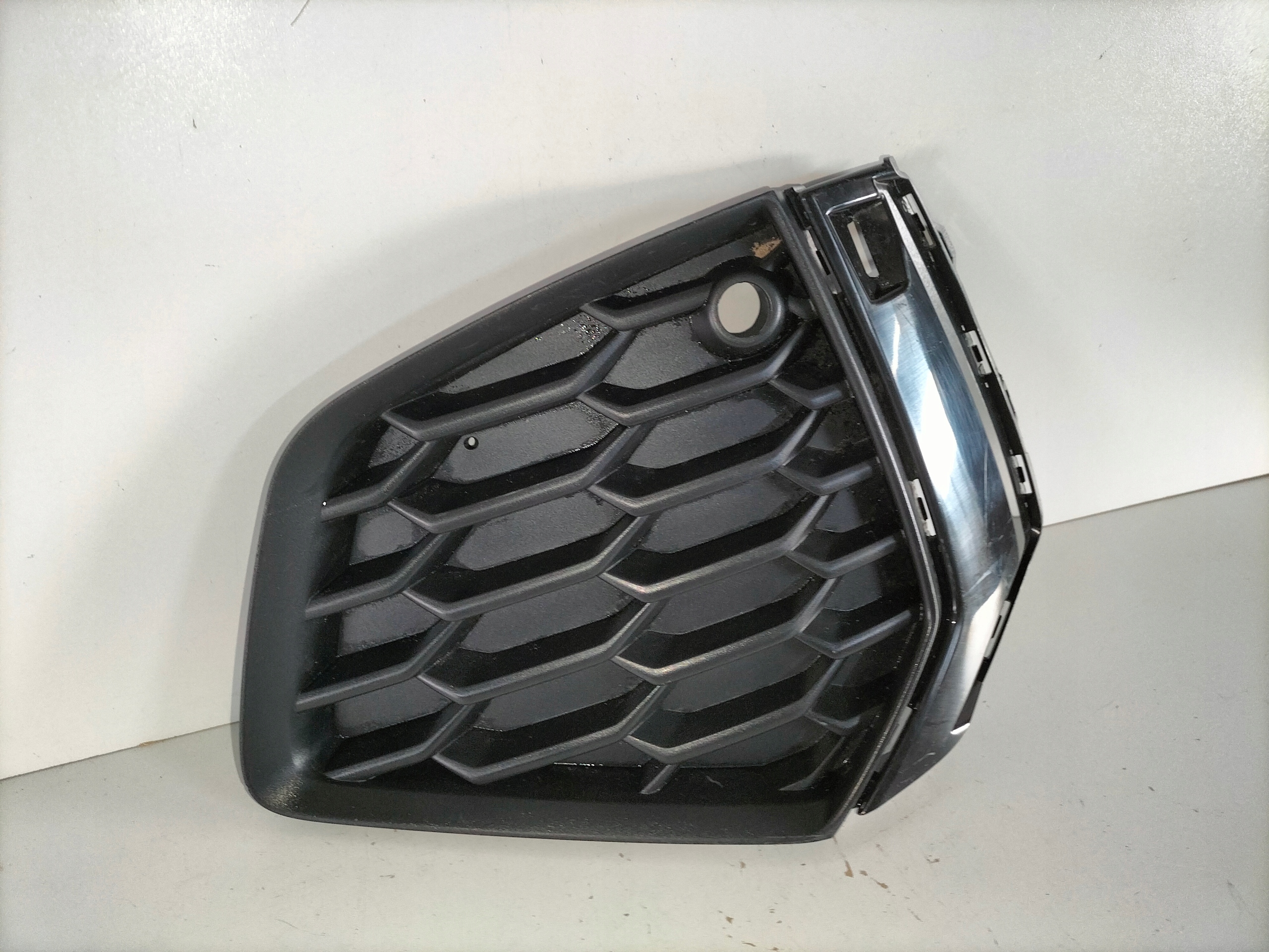 LAVA LISTA MRIEZKA AUDI A3 8Y0 20- S-LINE