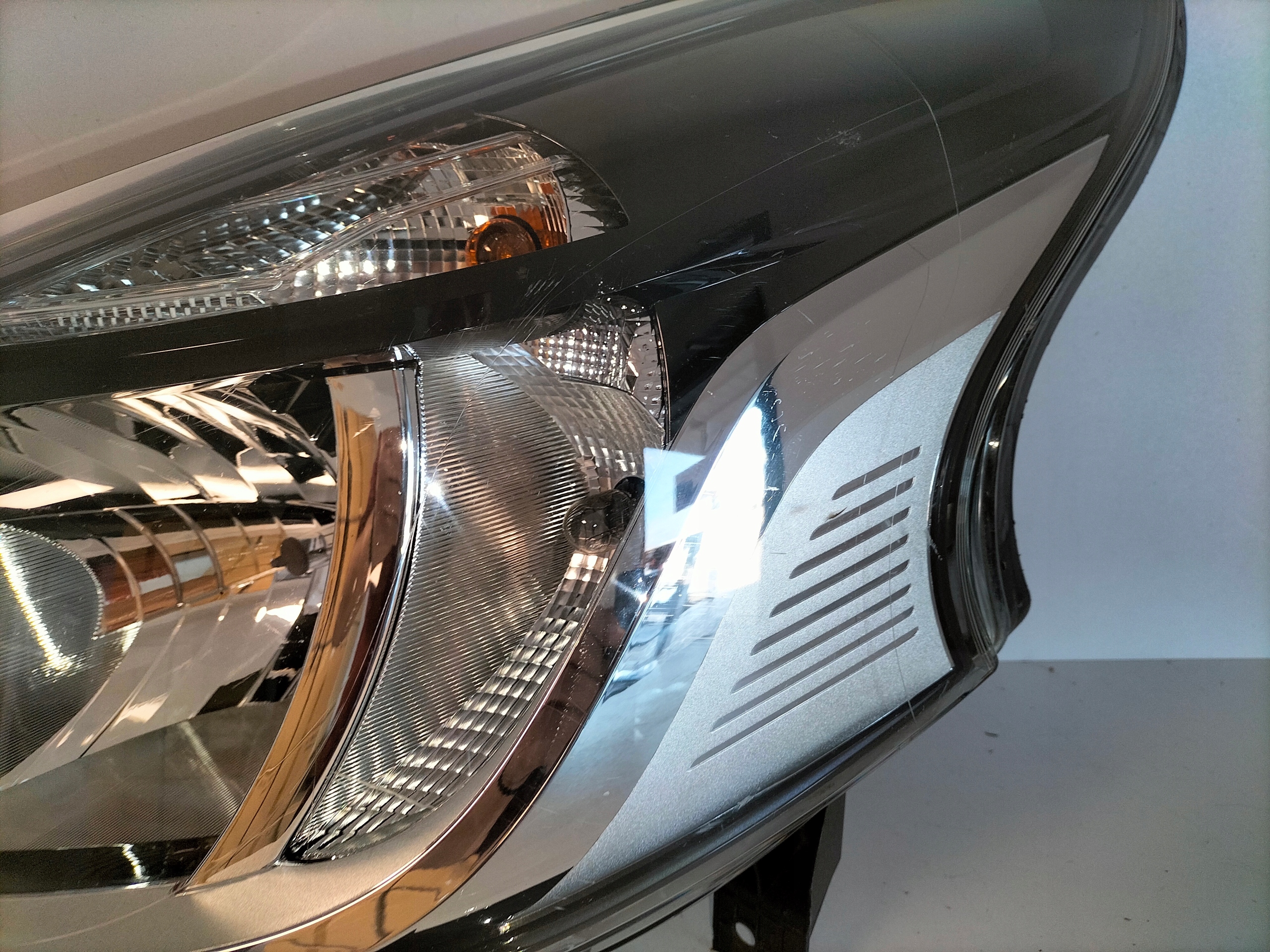 LAVE PREDNE SVETLO RENAULT TRAFIC III 14-
