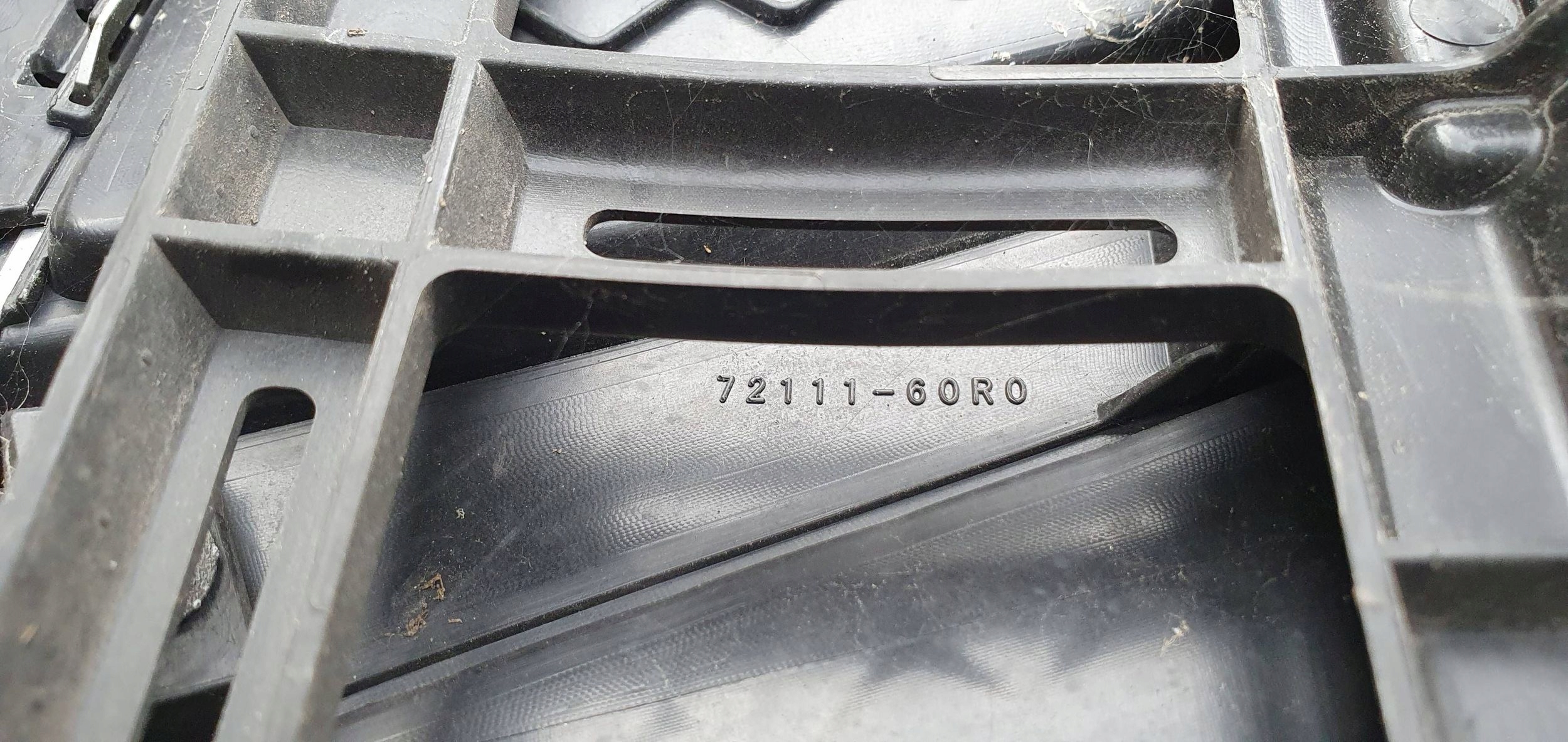 Suzuki Vitara LY 3 III 72111-60R0 MRIEŽKA LIŠTA CHLADIČA LIŠTA MRIEŽKA