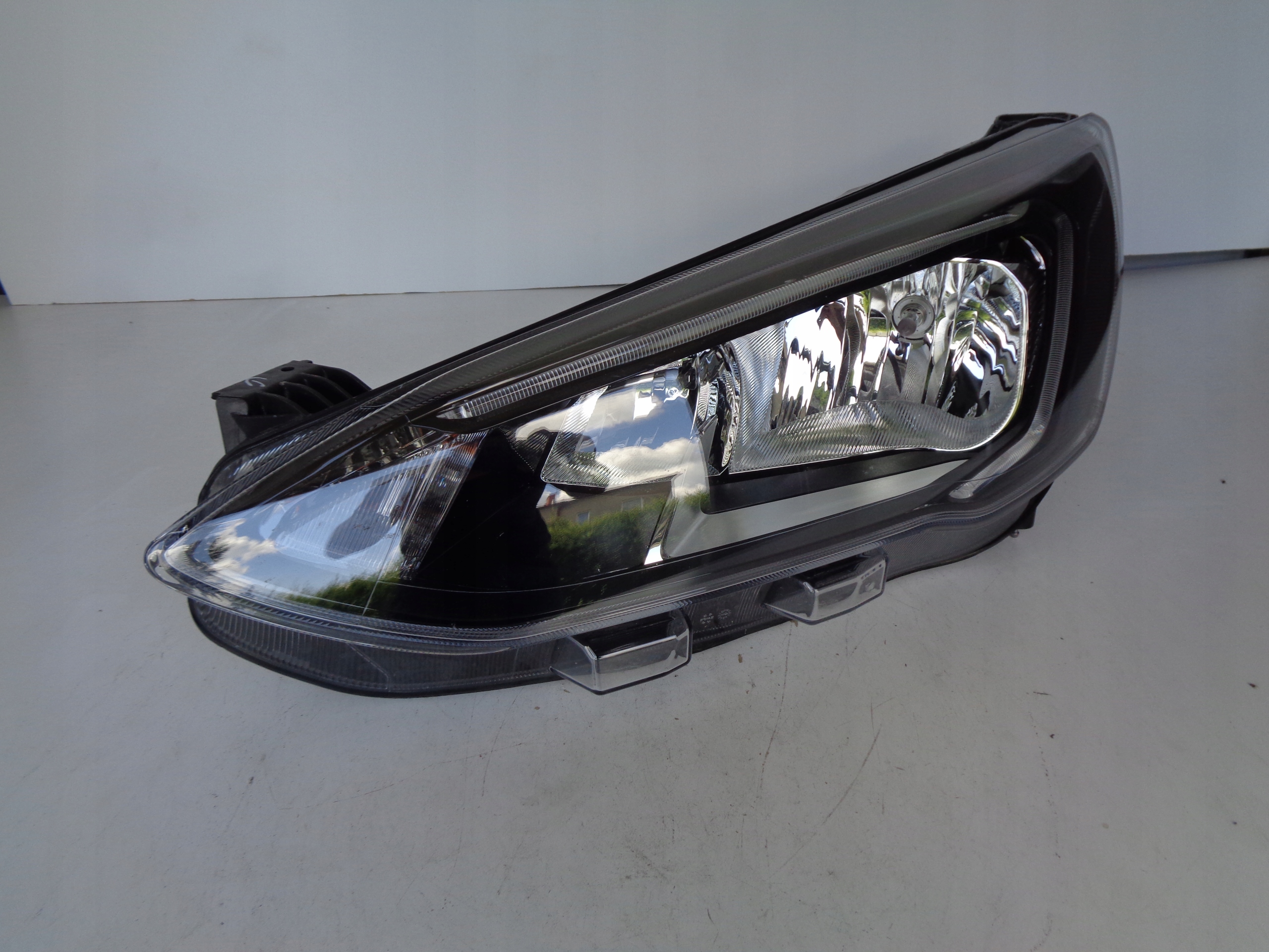 LAVE PREDNE SVETLO FORD FOCUS MK4 18- LED