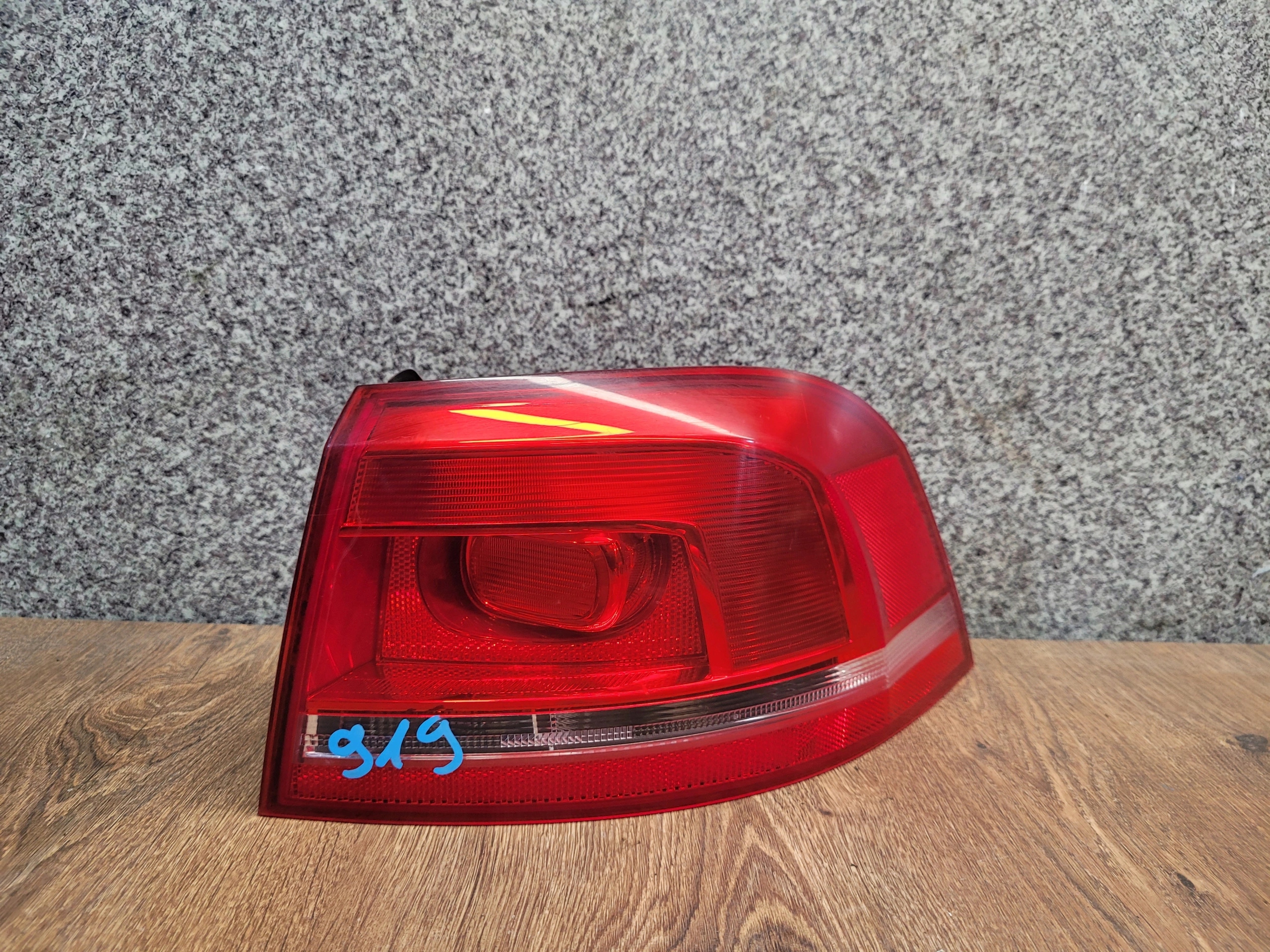VOLKSWAGEN PASSAT B7 KOMBI PRAVÉ ZADNÉ SVETLO 3AF945096E