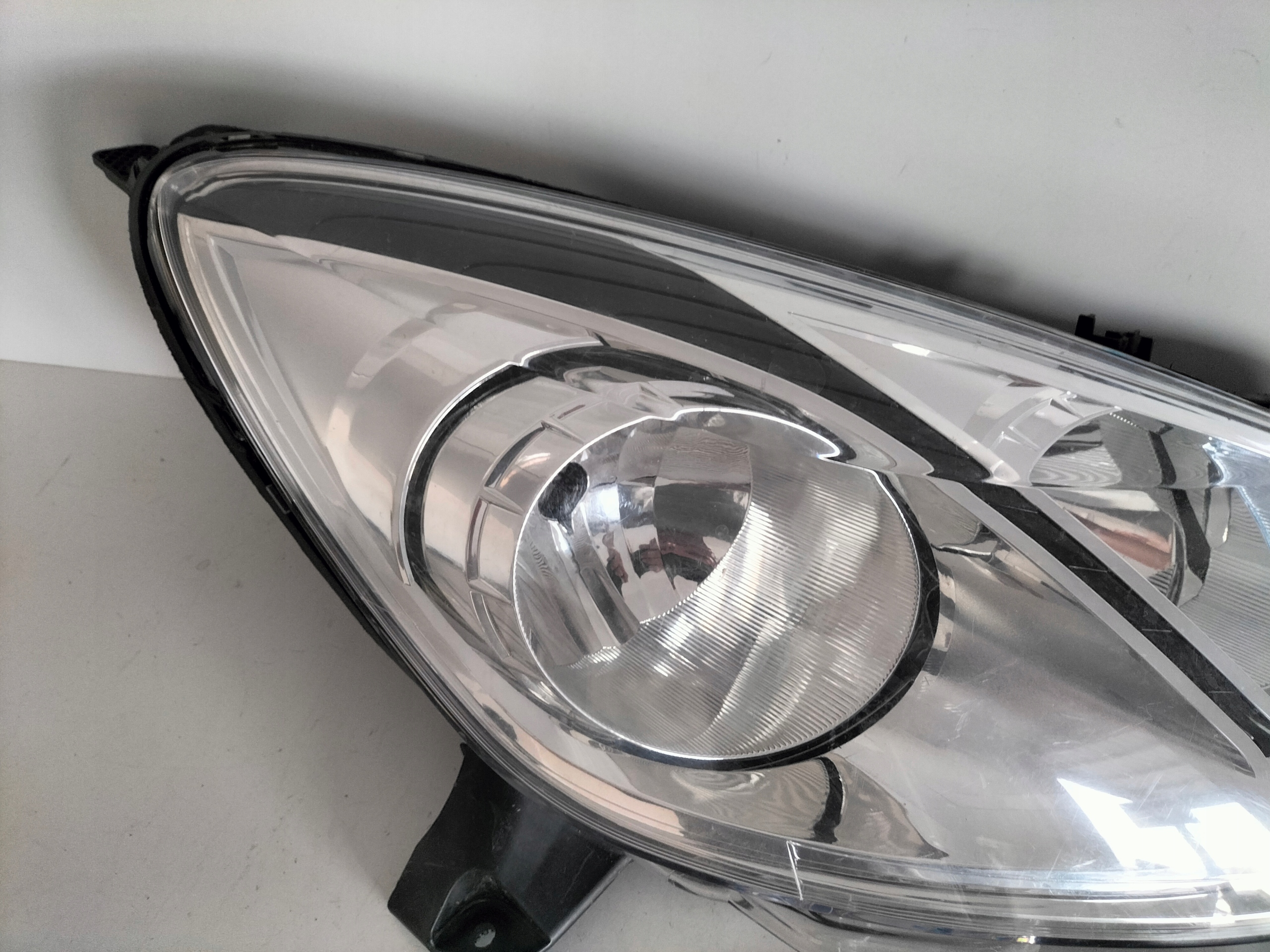 PRAVE PREDNE SVETLO CITROEN C3 II 09-