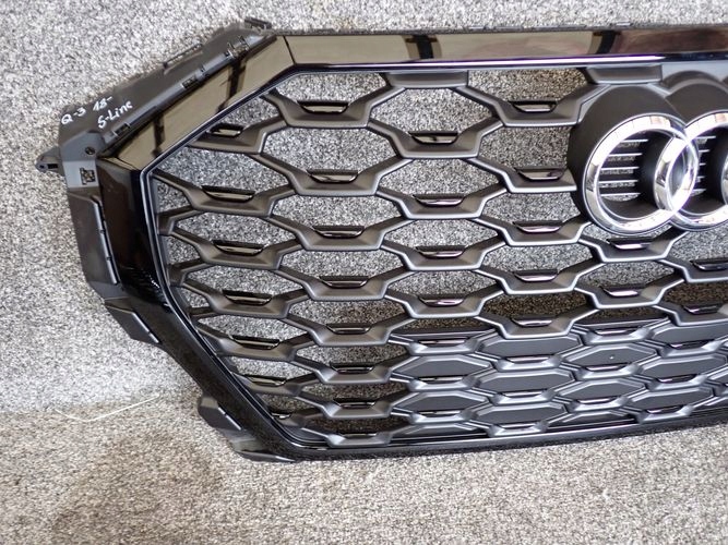 AUDI Q3 18- MRIEZKA LISTA 83A853651C A B