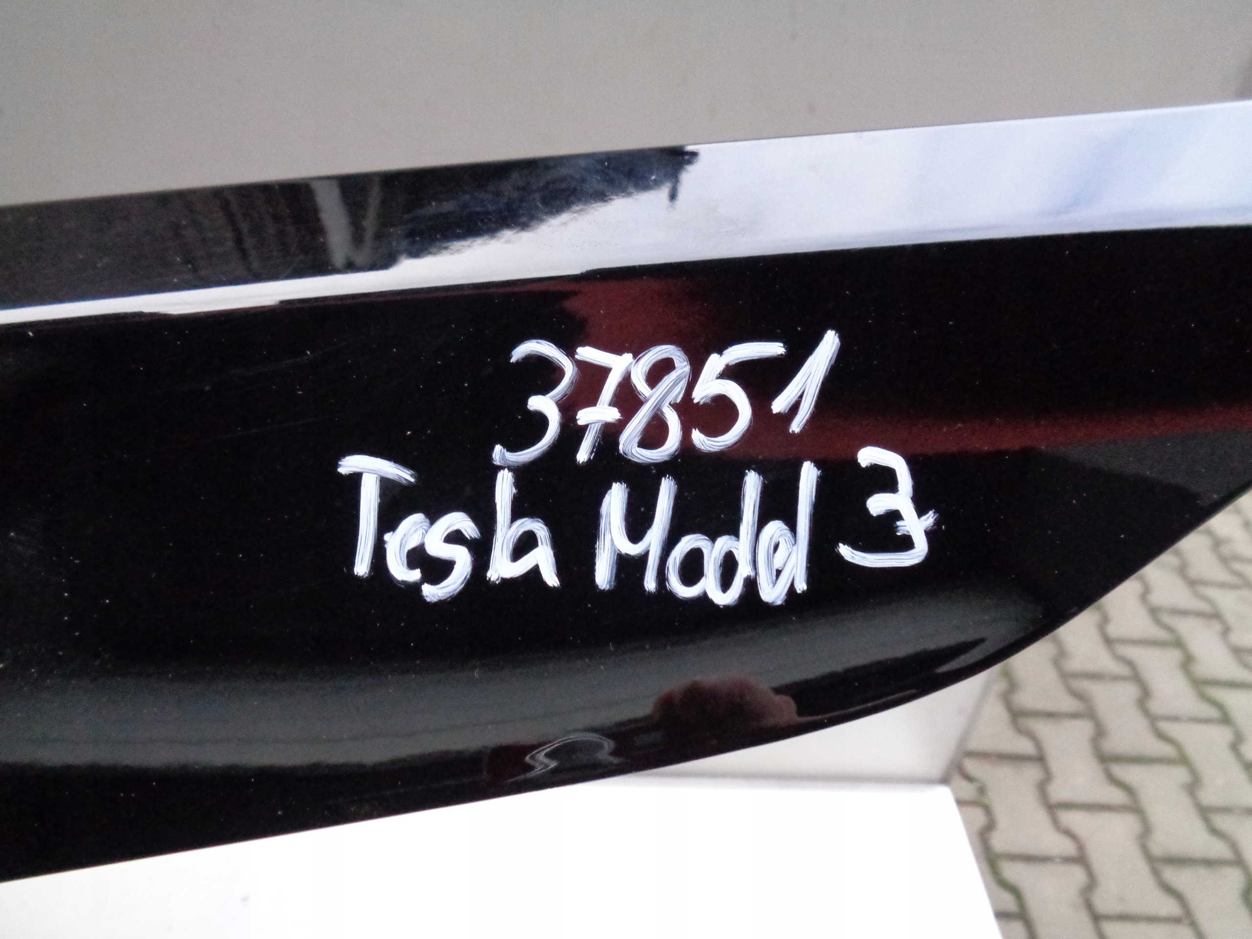 PRAVÝ PREDNÝ BLATNÍK TESLA MODEL 3 NR 37851