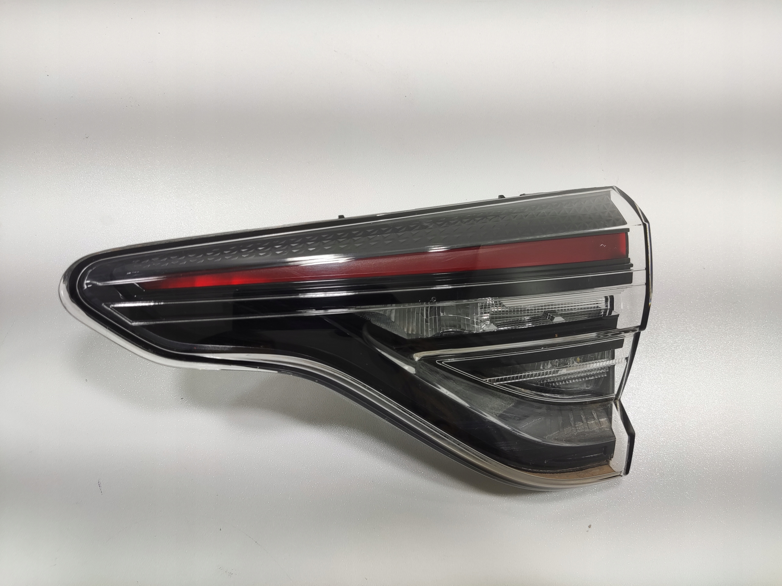 PRAVE ZADNE SVETLO LED V KAPOTE RENAULT CLIO V 265506440R 2024-2025 LIFT