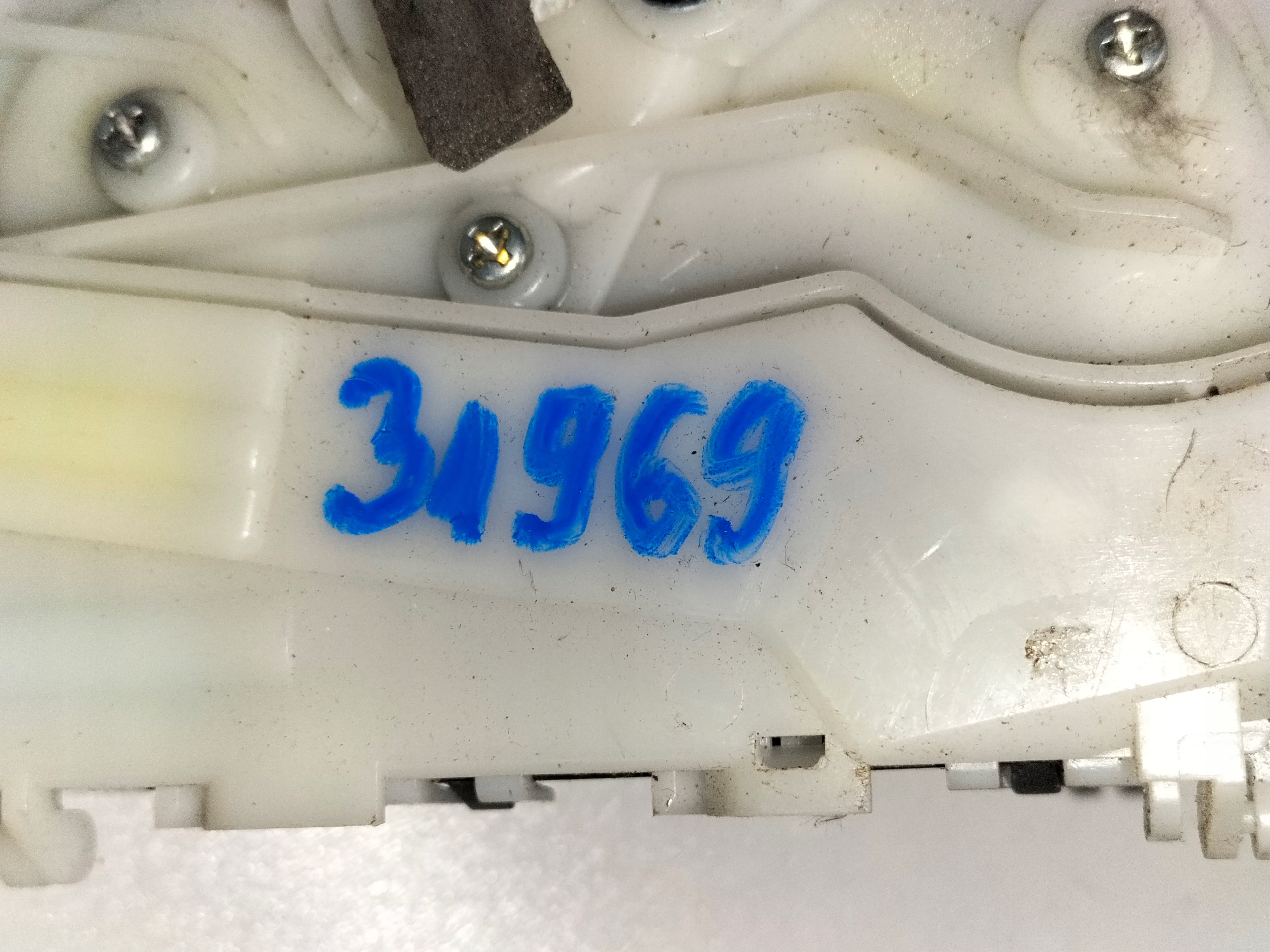 ZÁMOK PRAVÝCH PREDNÝCH DVERÍ TOYOTA YARIS III 11-