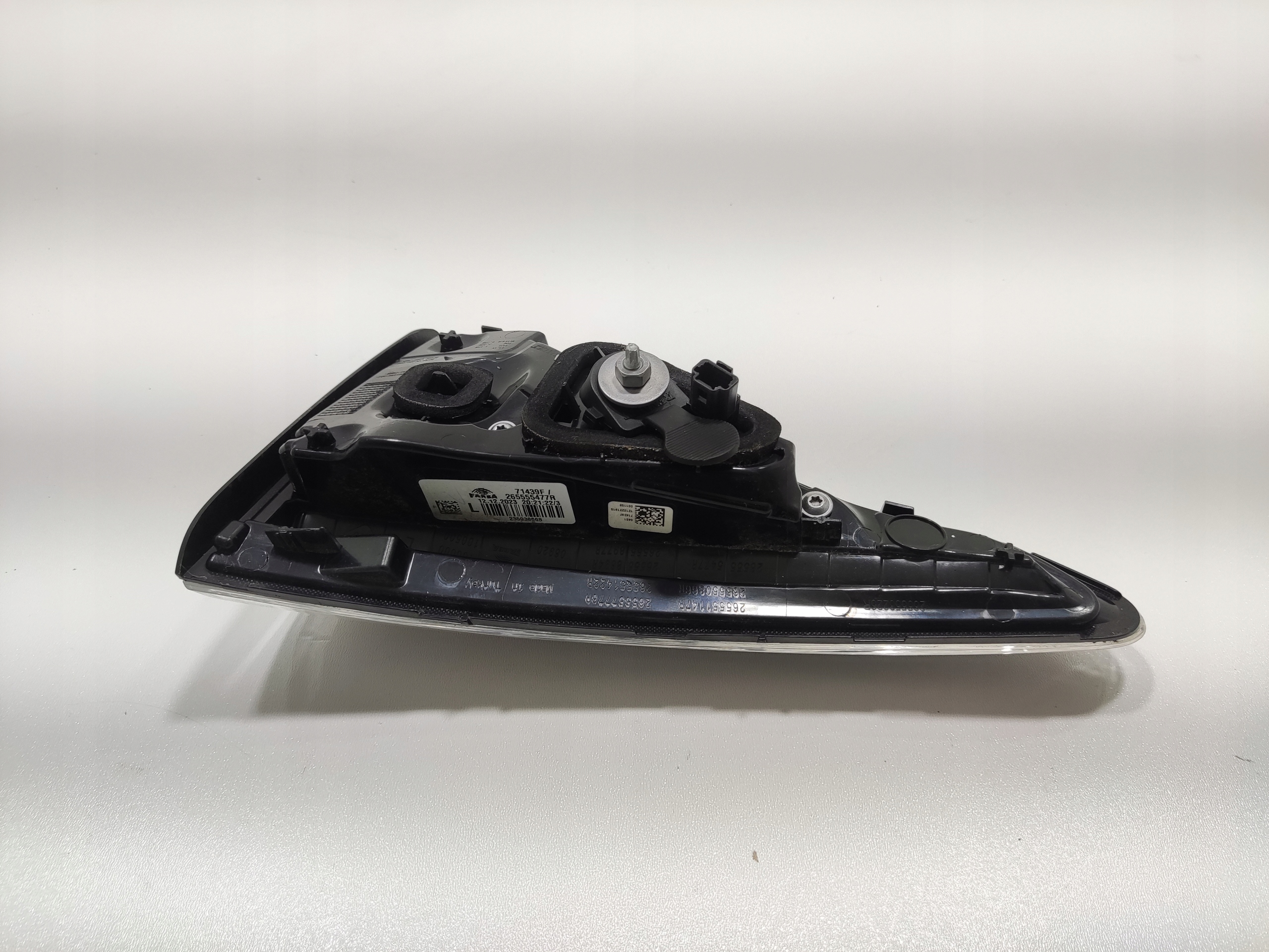 LAVE ZADNE SVETLO LED V KAPOTE RENAULT CLIO V 265555477R 2024-2025 LIFT