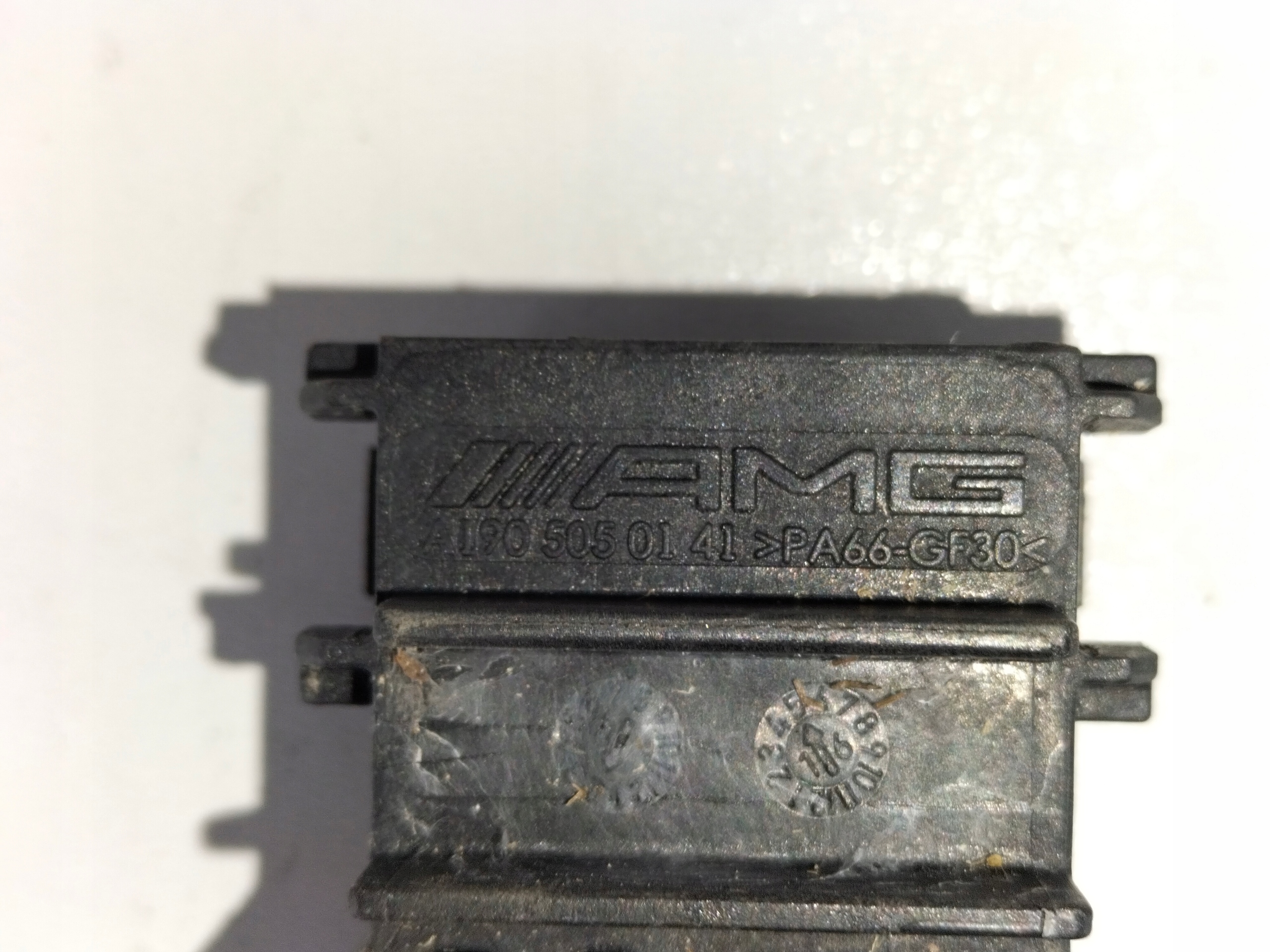DRZIAK CHLADIČA OLEJA MERCEDES AMG GT 190 14-
