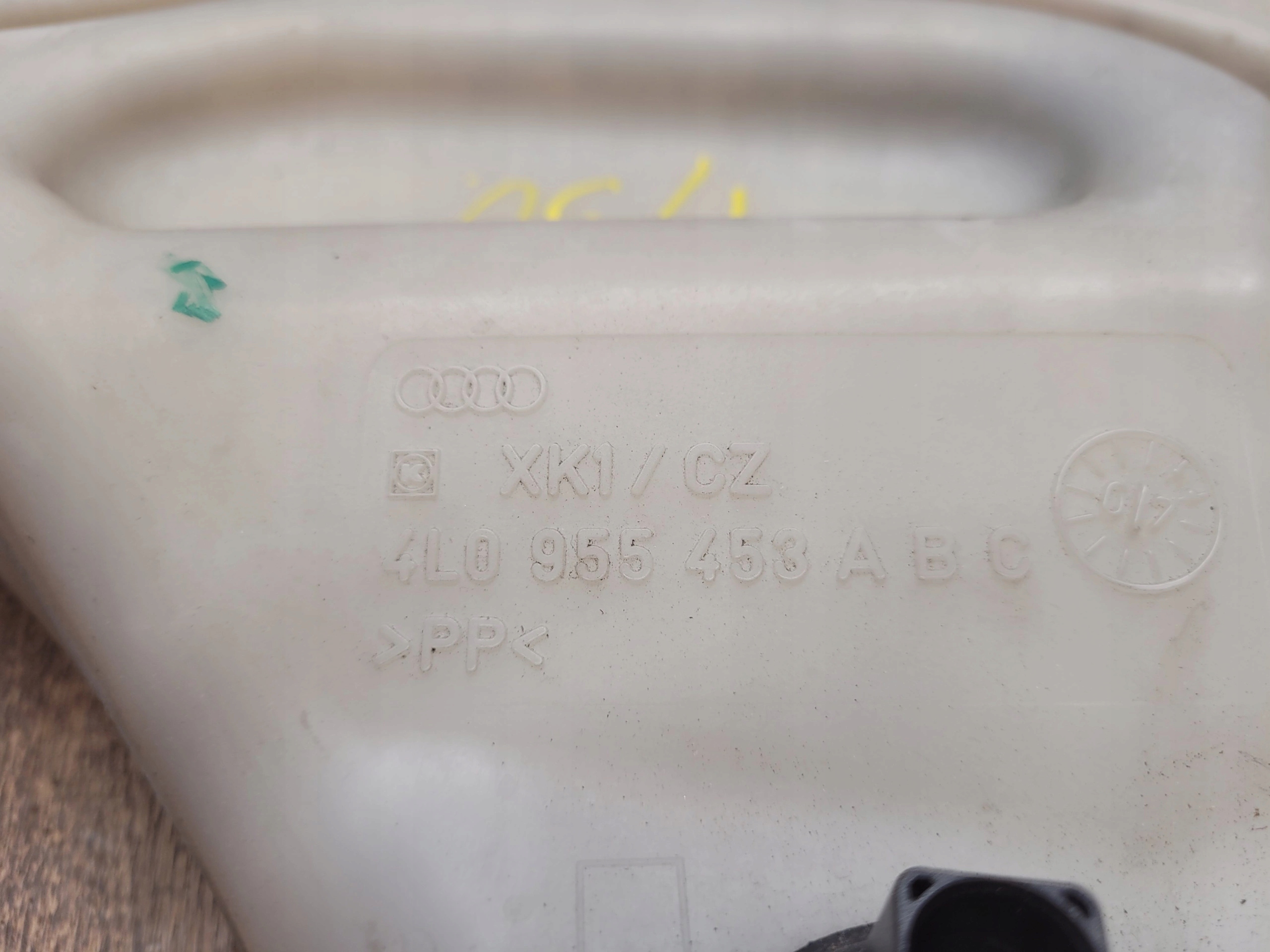 AUDI Q7 4L 4L0955453 NÁDOBKA OSTREKOVAČOV