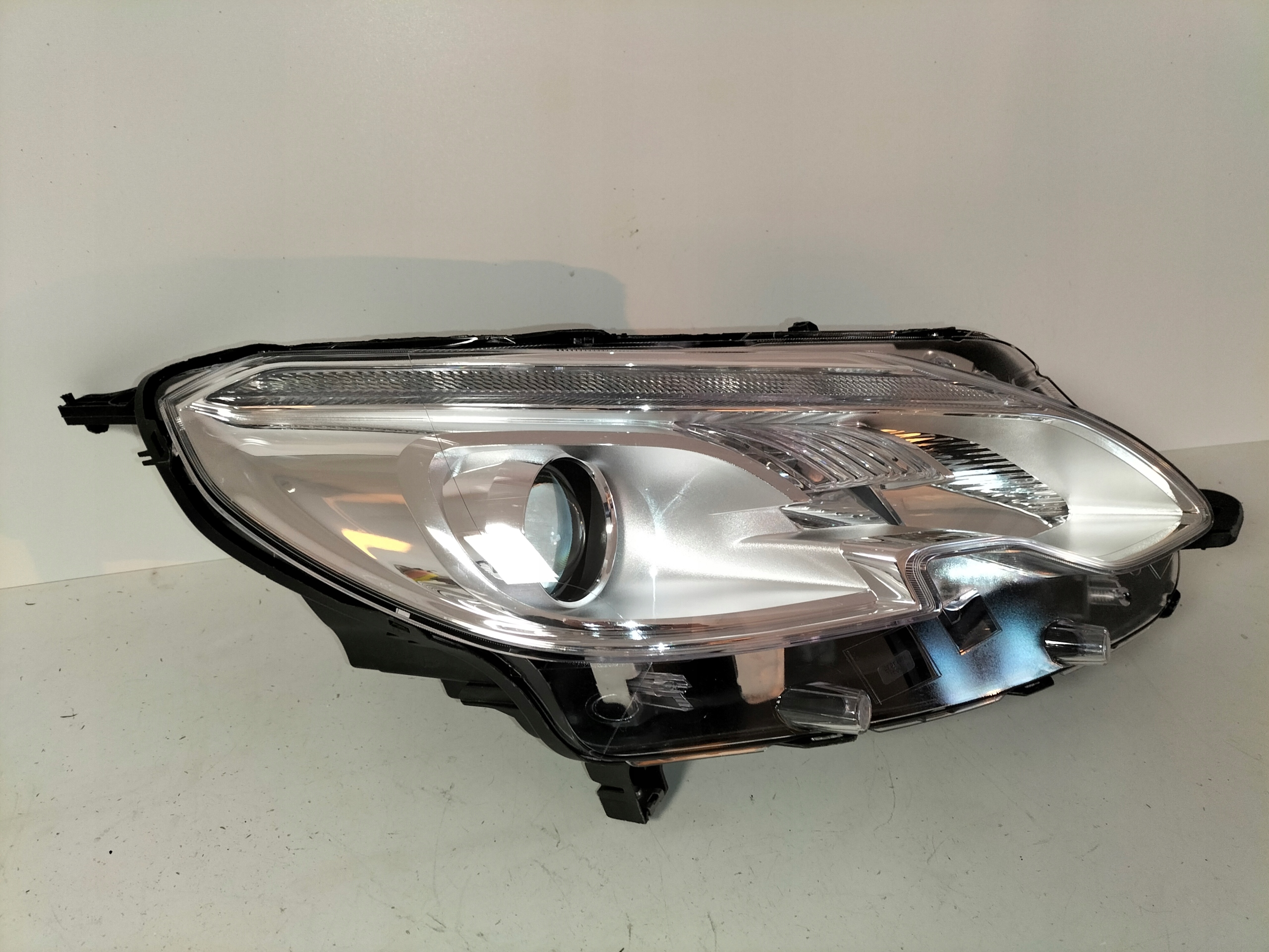 PRAVE PREDNE SVETLO PEUGEOT 2008 13-16
