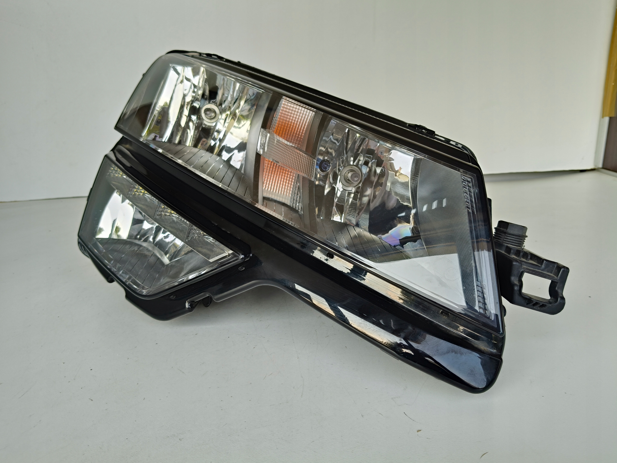 PRAVE PREDNE SVETLO SKODA KAROQ 57A 17- LED