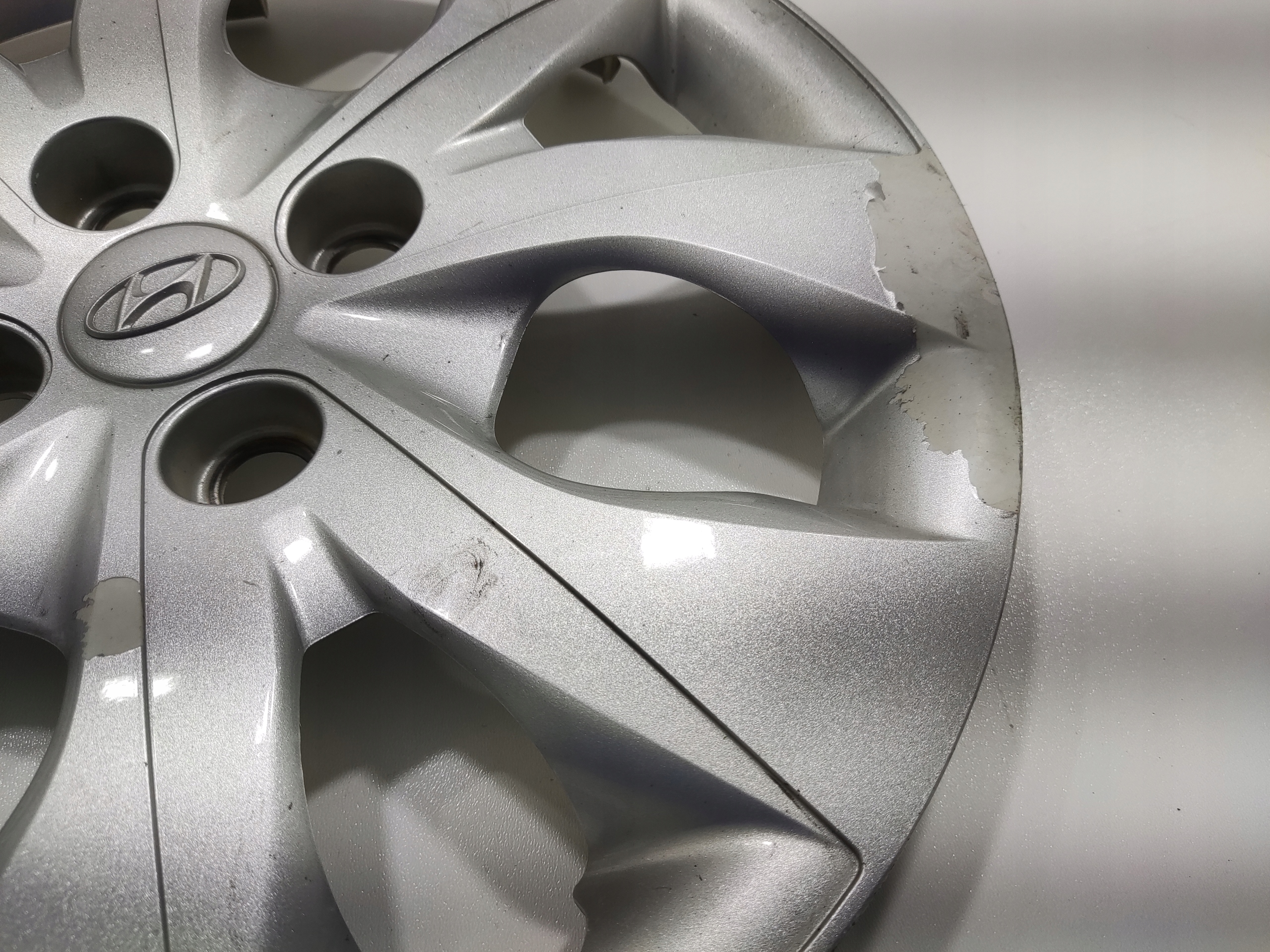 ORIGINALNY PUKLICA 15 CALI HYUNDAI I20 II 2014-2018 52960-C8001