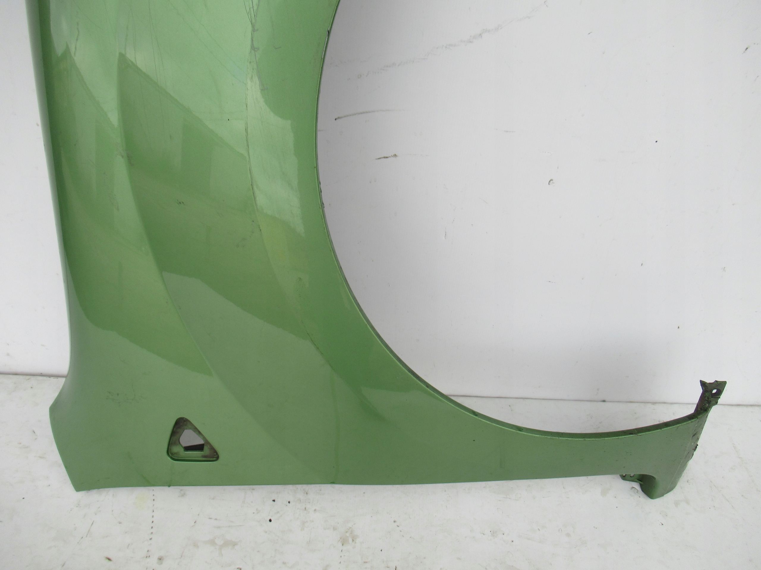 PRAVÝ PREDNÝ BLATNÍK RENAULT KANGOO 08-