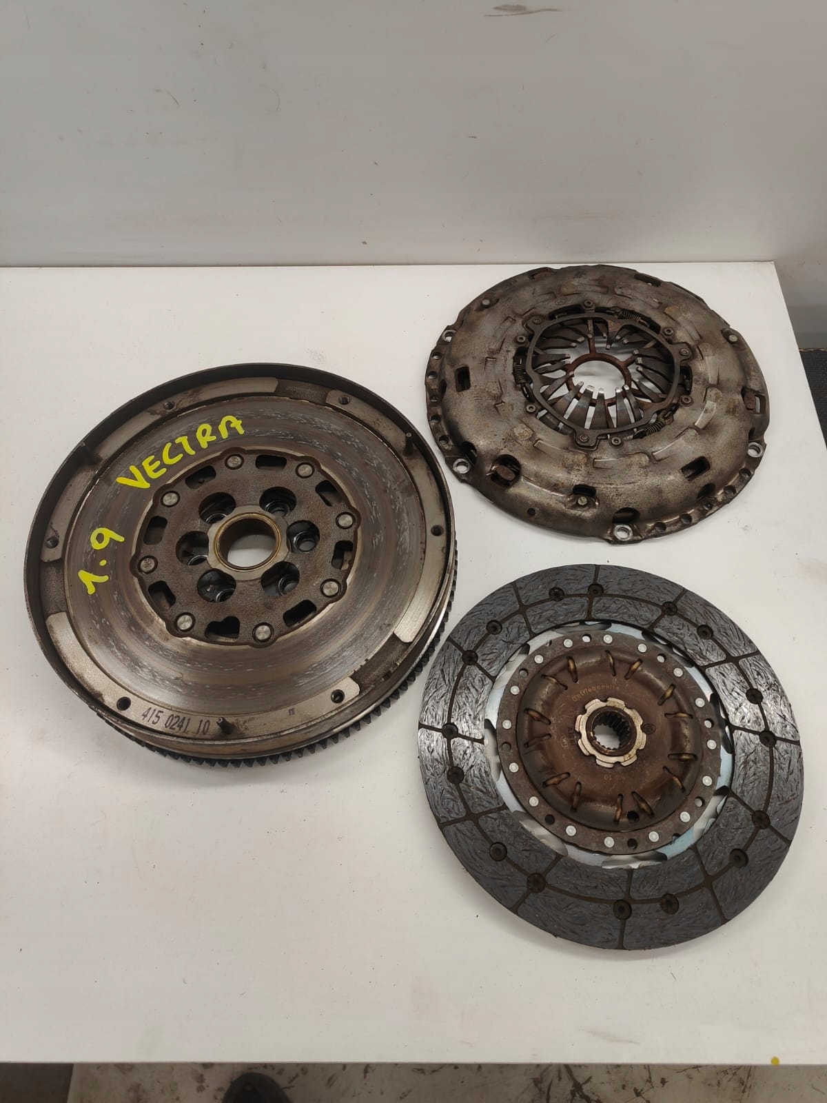 Opel 1.9 cdti SPOJKA DVOJHMOTNÝ ZOTRVAČNÍK LUK 415024110 VELMI DOBRY STAV