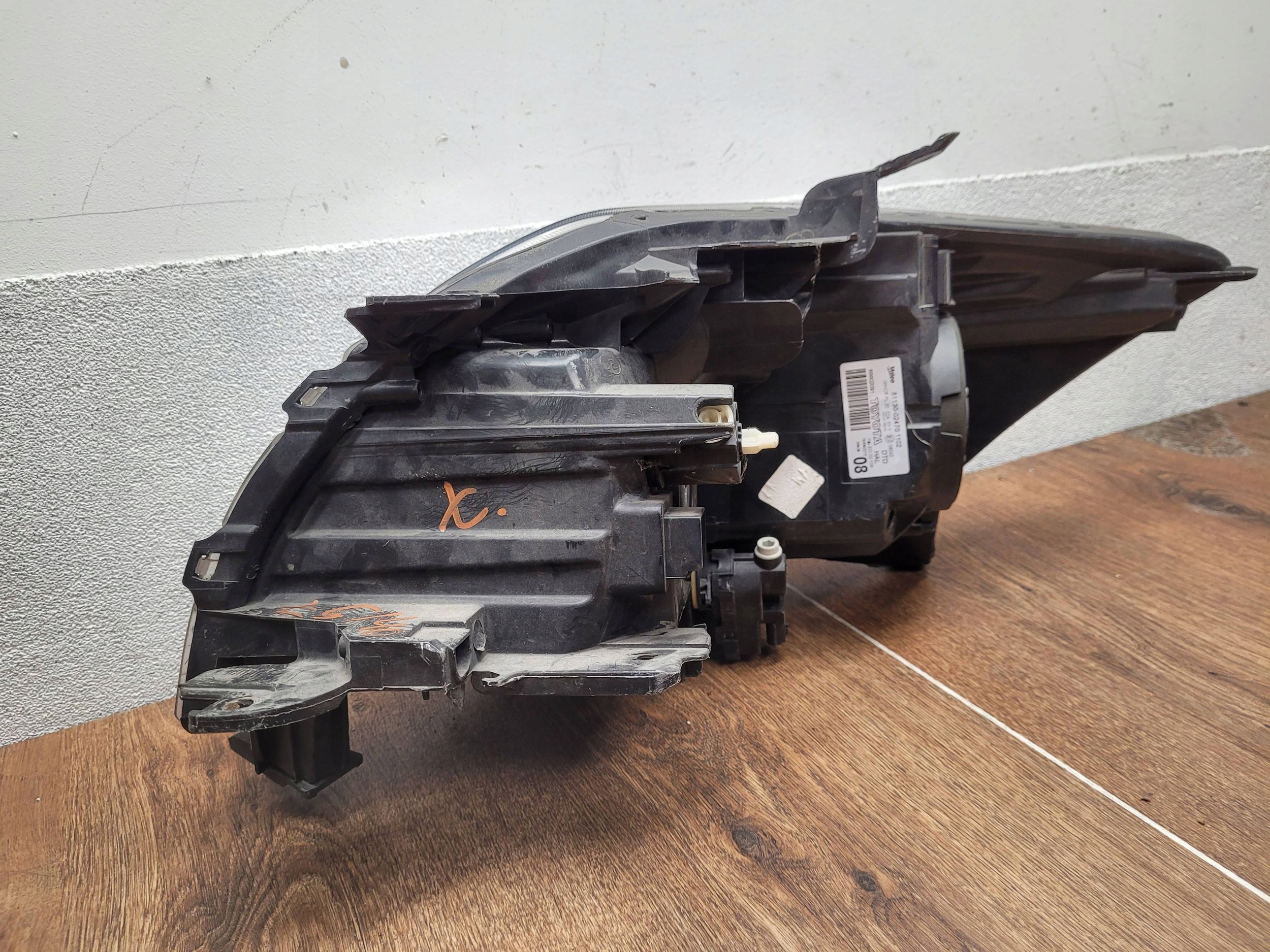 Toyota Auris I 8113002470 SVETLO PRAVÝ PREDNÝ