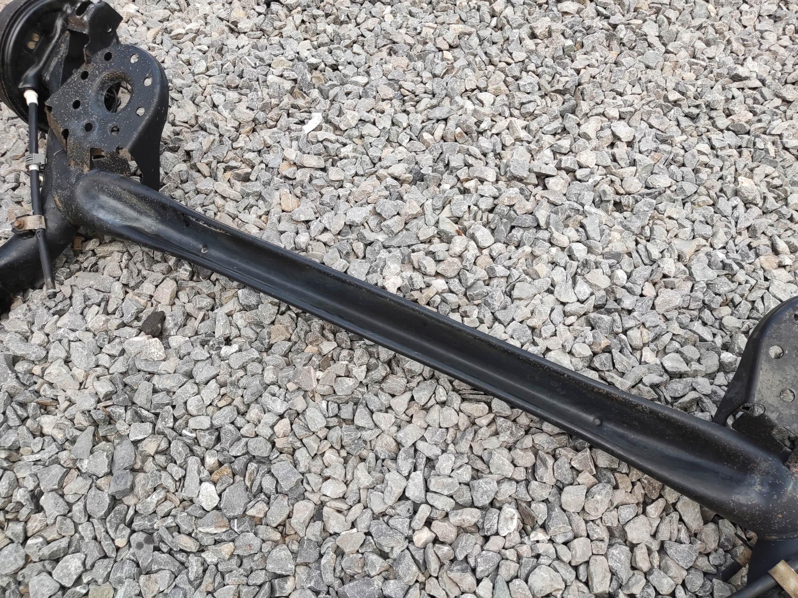 ZADNÁ NÁPRAVA KOMPLETNA TOYOTA YARIS III BUBNY 2011-2020