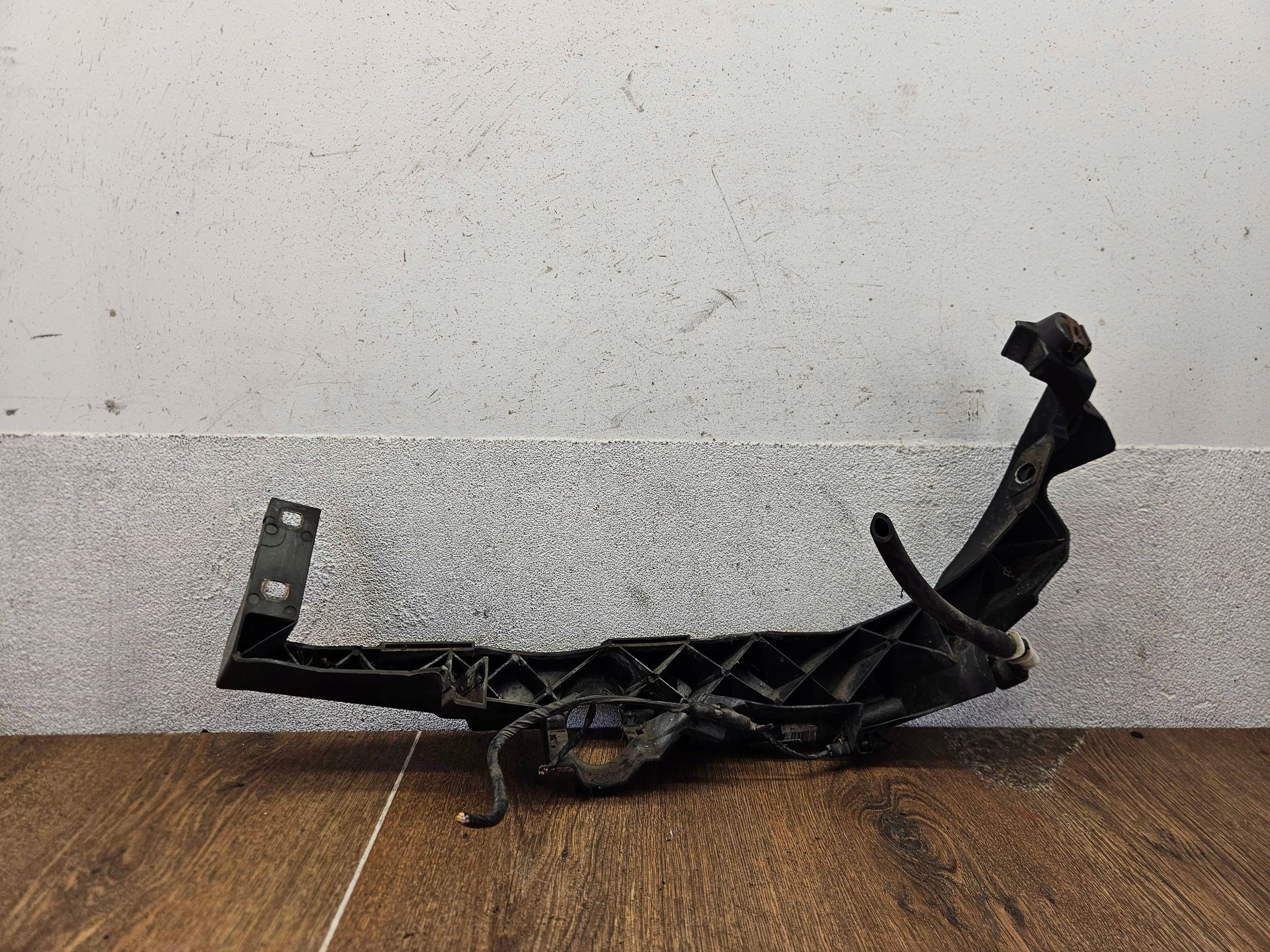 BMW 3 E90 E91 7138402 DRŽIAK POD SVETLO PRAVÝ