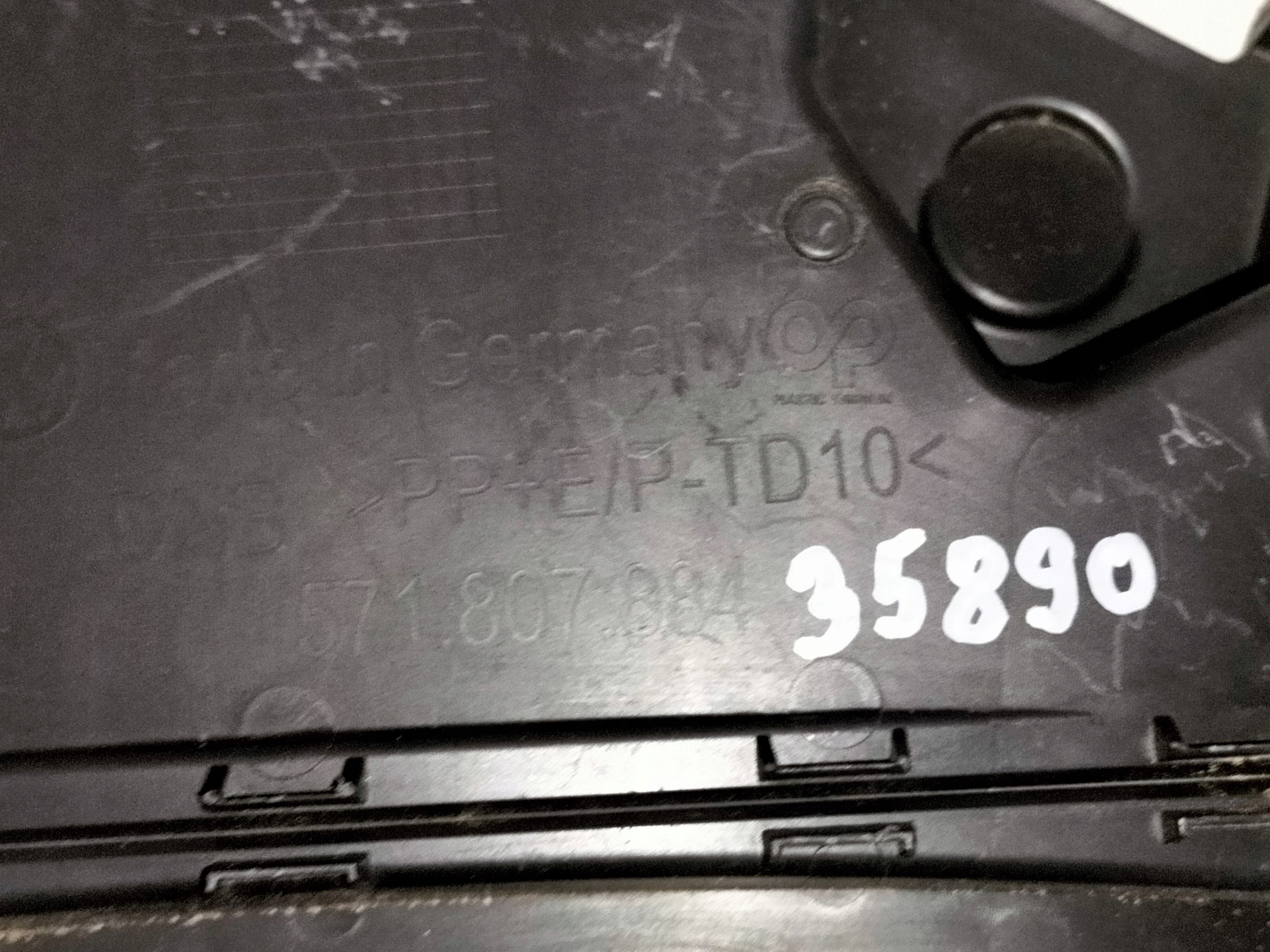 DRZIAK PREDNEHO NARAZNIKA PRAVY VW TIGUAN III 24-