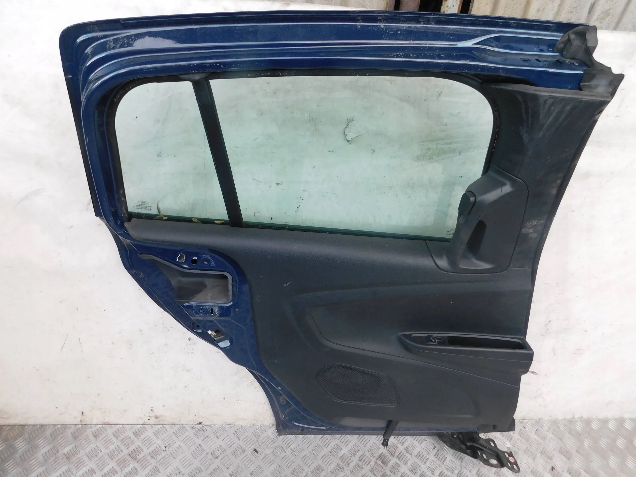 LAVE ZADNE DVERE FORD B-MAX