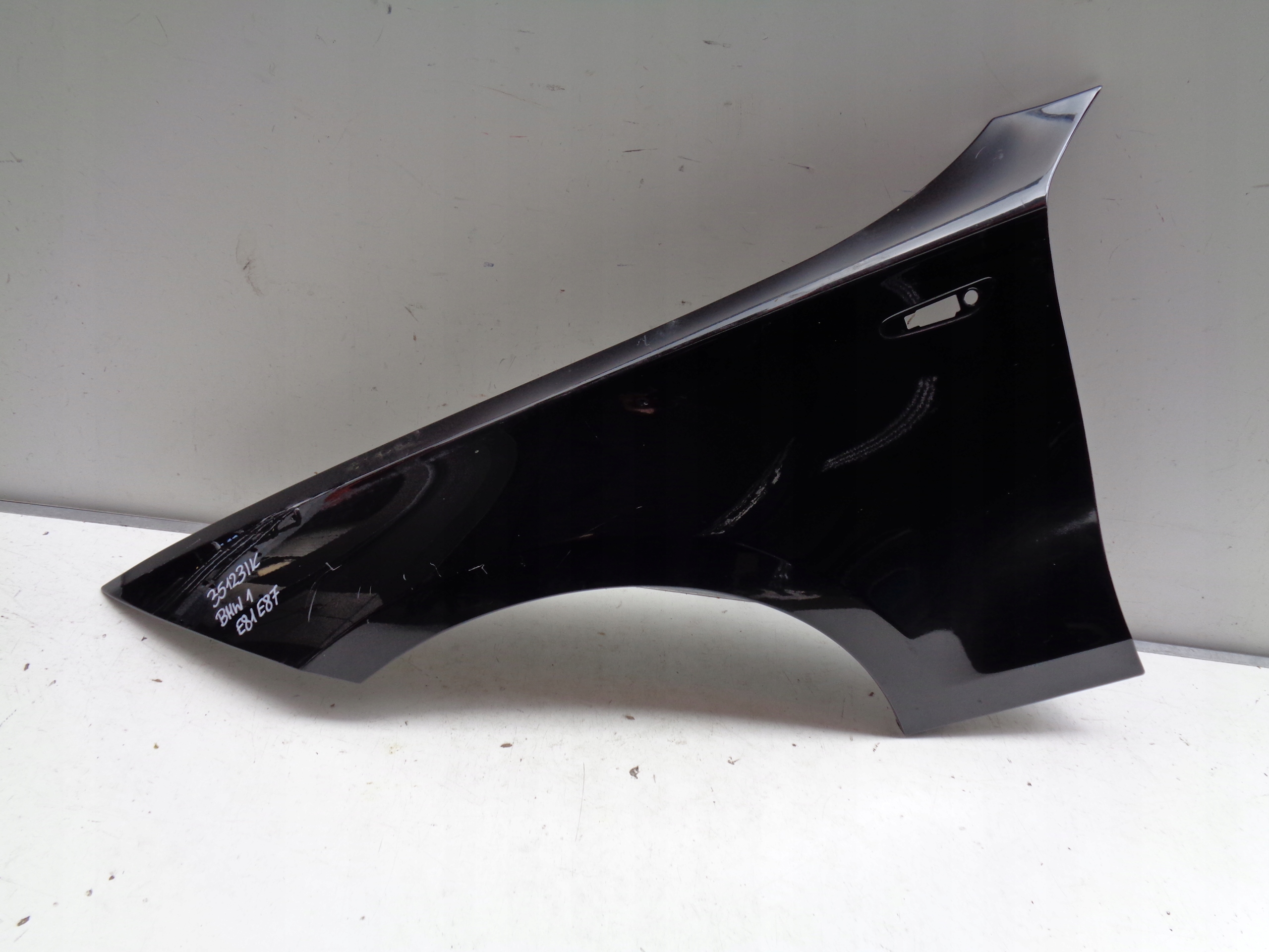 ĽAVÝ PREDNÝ BLATNÍK BMW 1 E81 E87 NR 35123