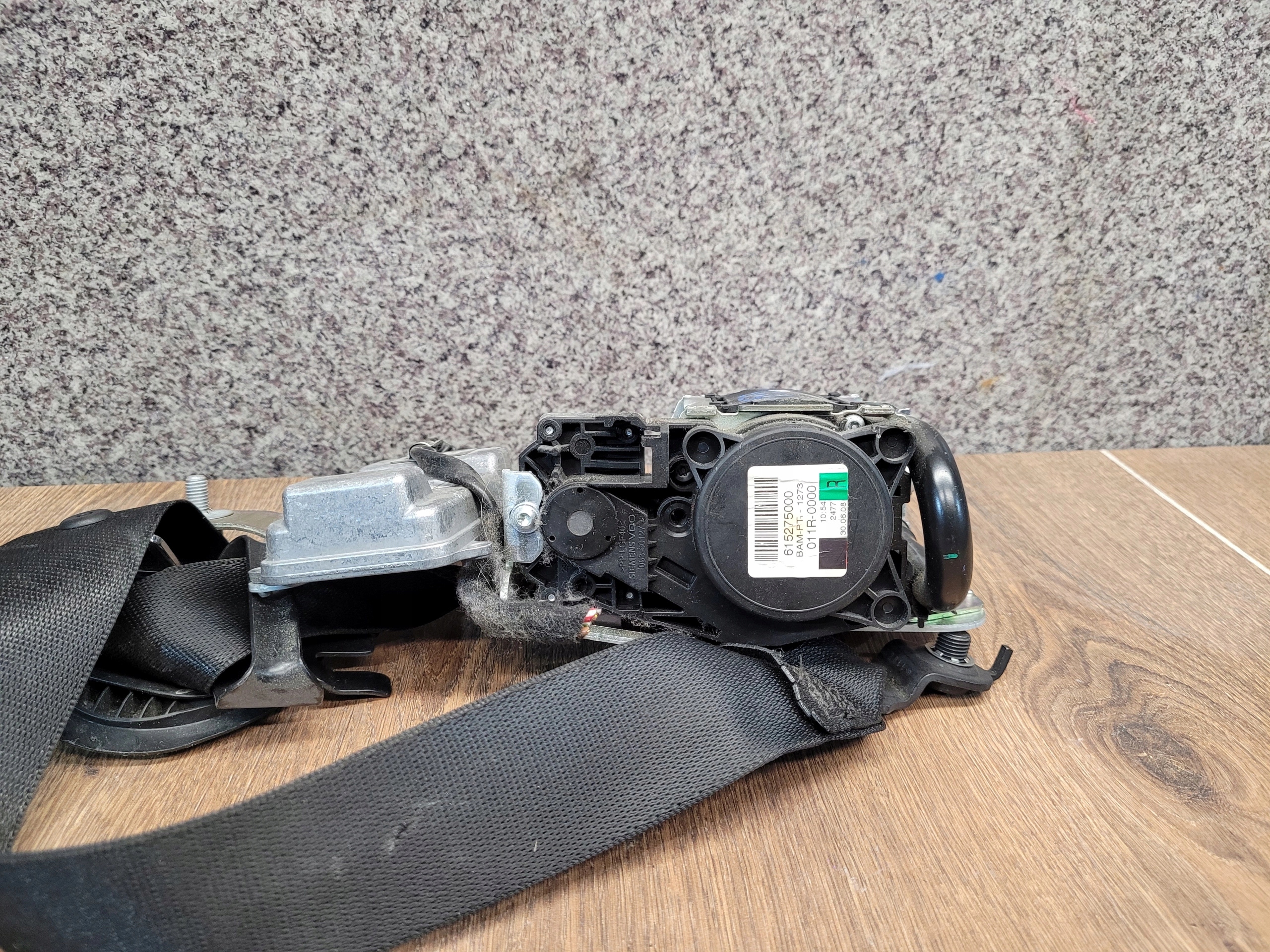 MERCEDES W204 LAVY PREDNY BEZPECNOSTNY PAS 607565100E