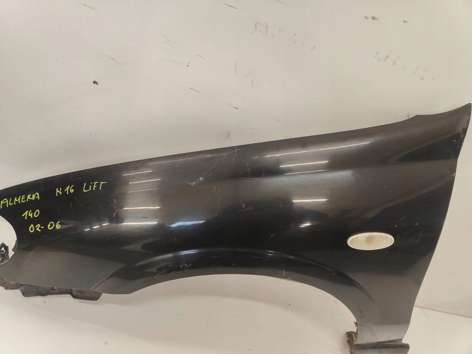 Nissan almera n16 lift 02-06 ĽAVÝ PREDNÝ BLATNÍK