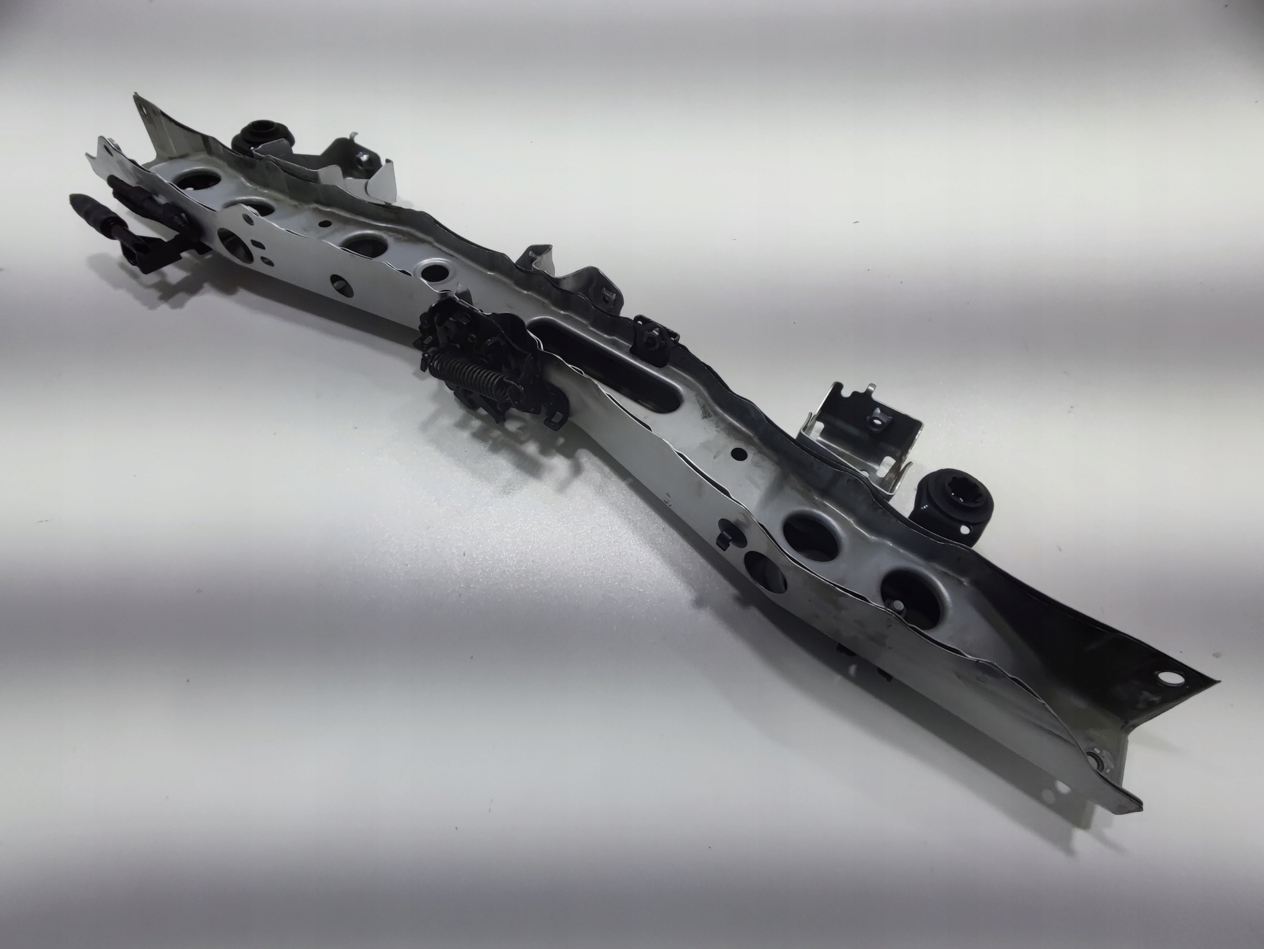 PREDNÉ PÁS CZOŁOWY VÝSTUHA HORNÁ TOYOTA PRIUS III 2009-2015