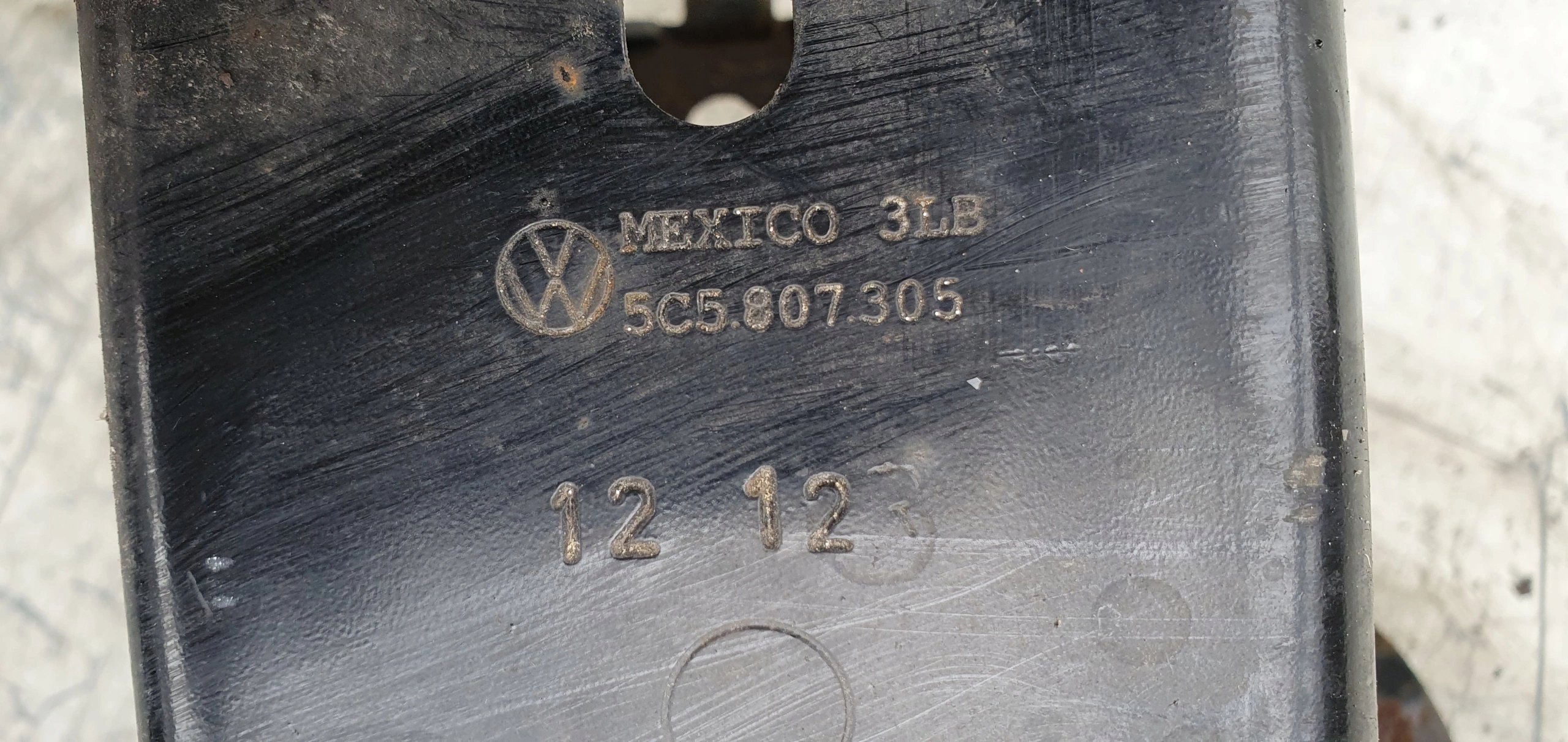 VW BEETLE VÝSTUHA ZADNÉHO NÁRAZNÍKA 5C5807305