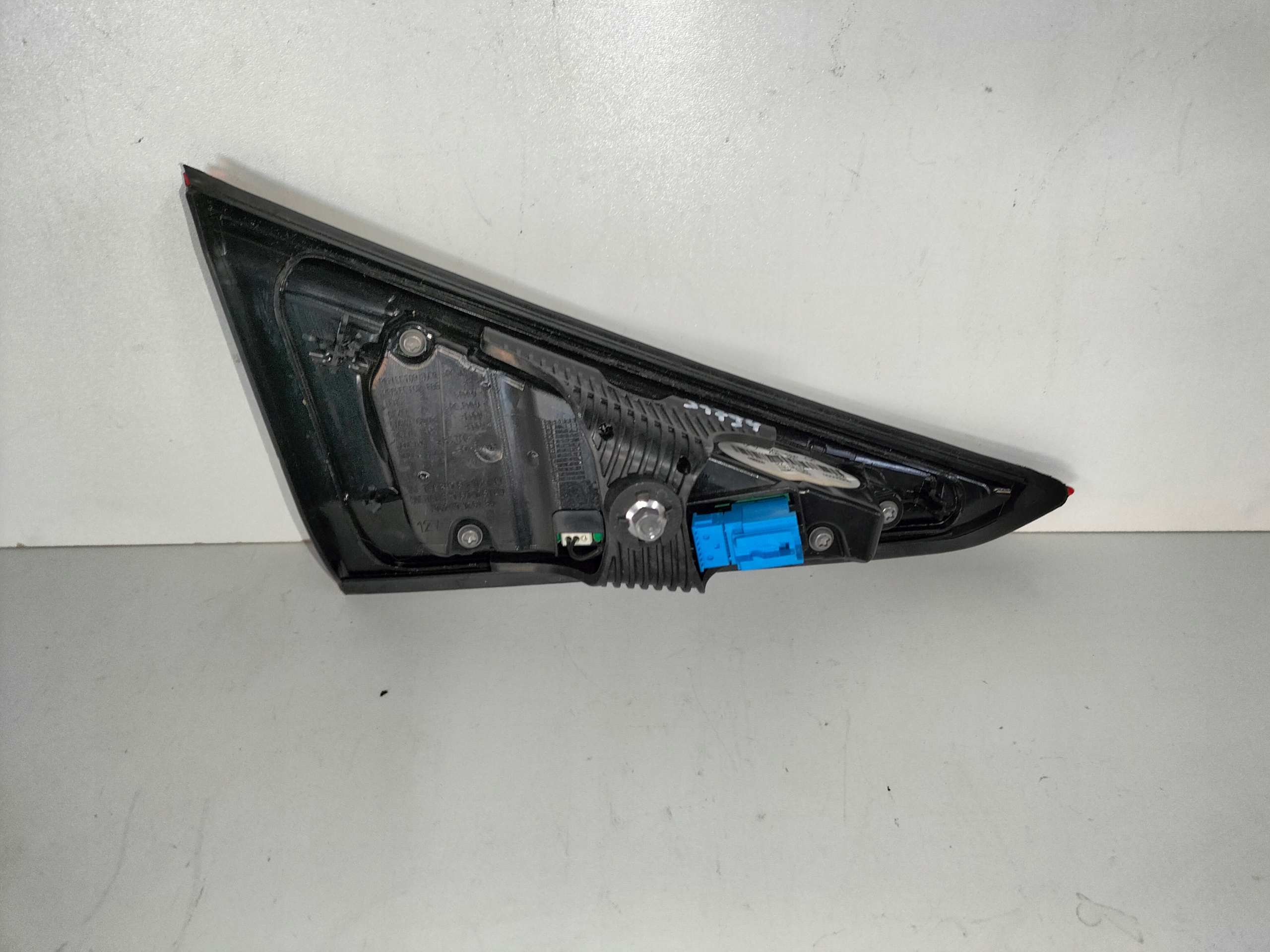 PRAVE ZADNE SVETLO MERCEDES CLS W257 18- LED VNÚTORNÉ NA KAPOTE