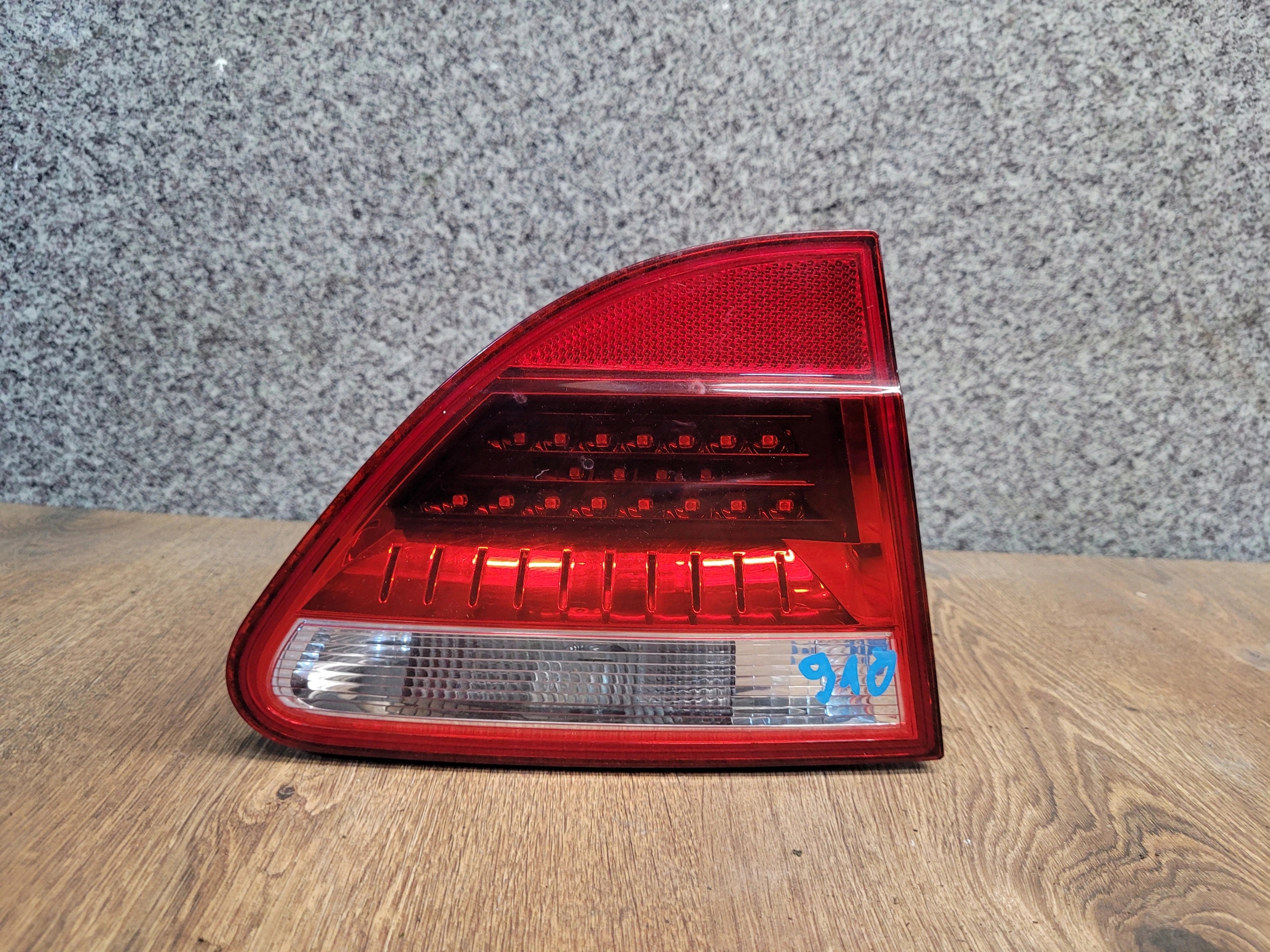 SEAT EXEO SEDAN LAVE ZADNE SVETLO V KAPOTE 3R5945093C