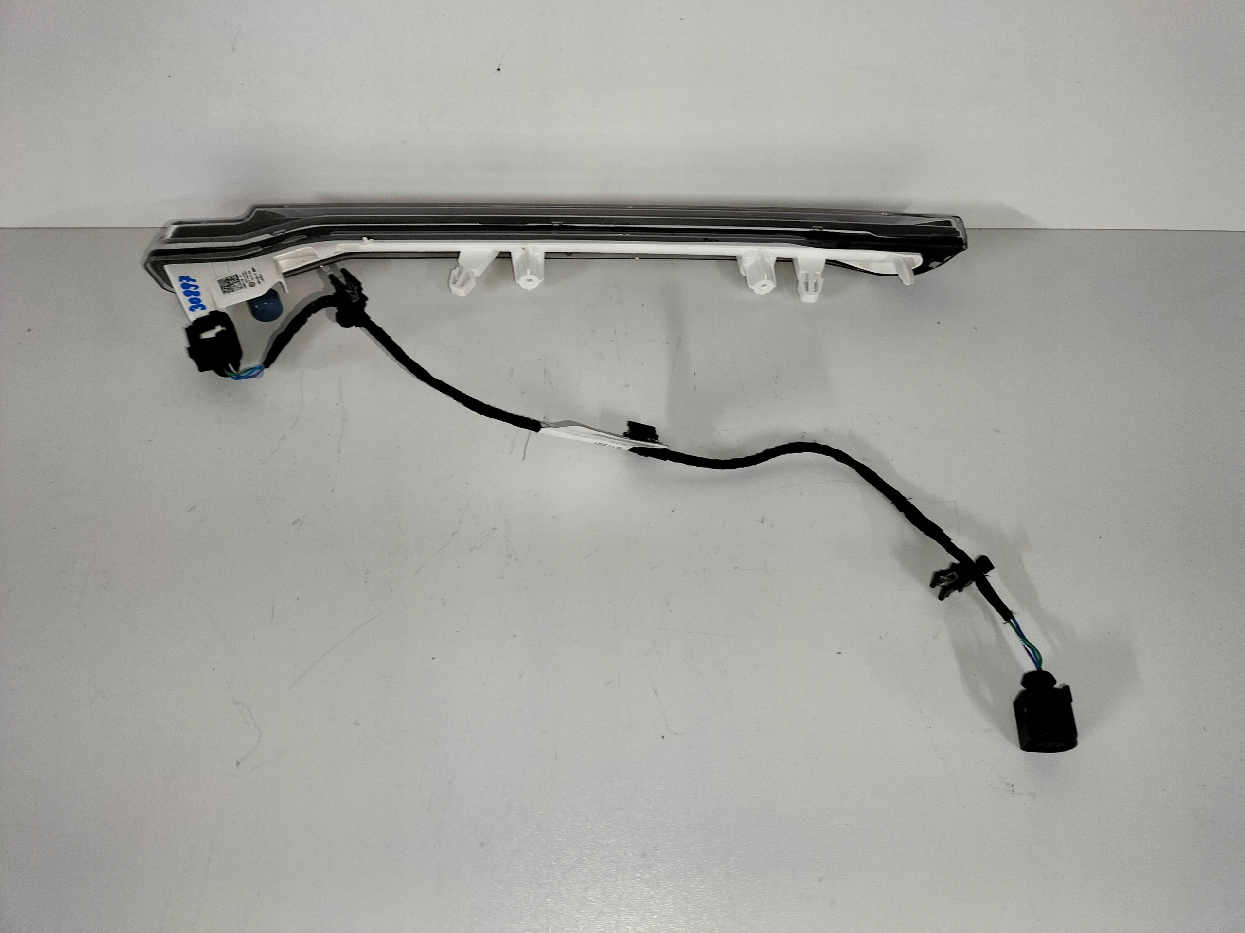 PRAVÉ PREDNÉ LED SVETLO V MASKE VW ID7 23-