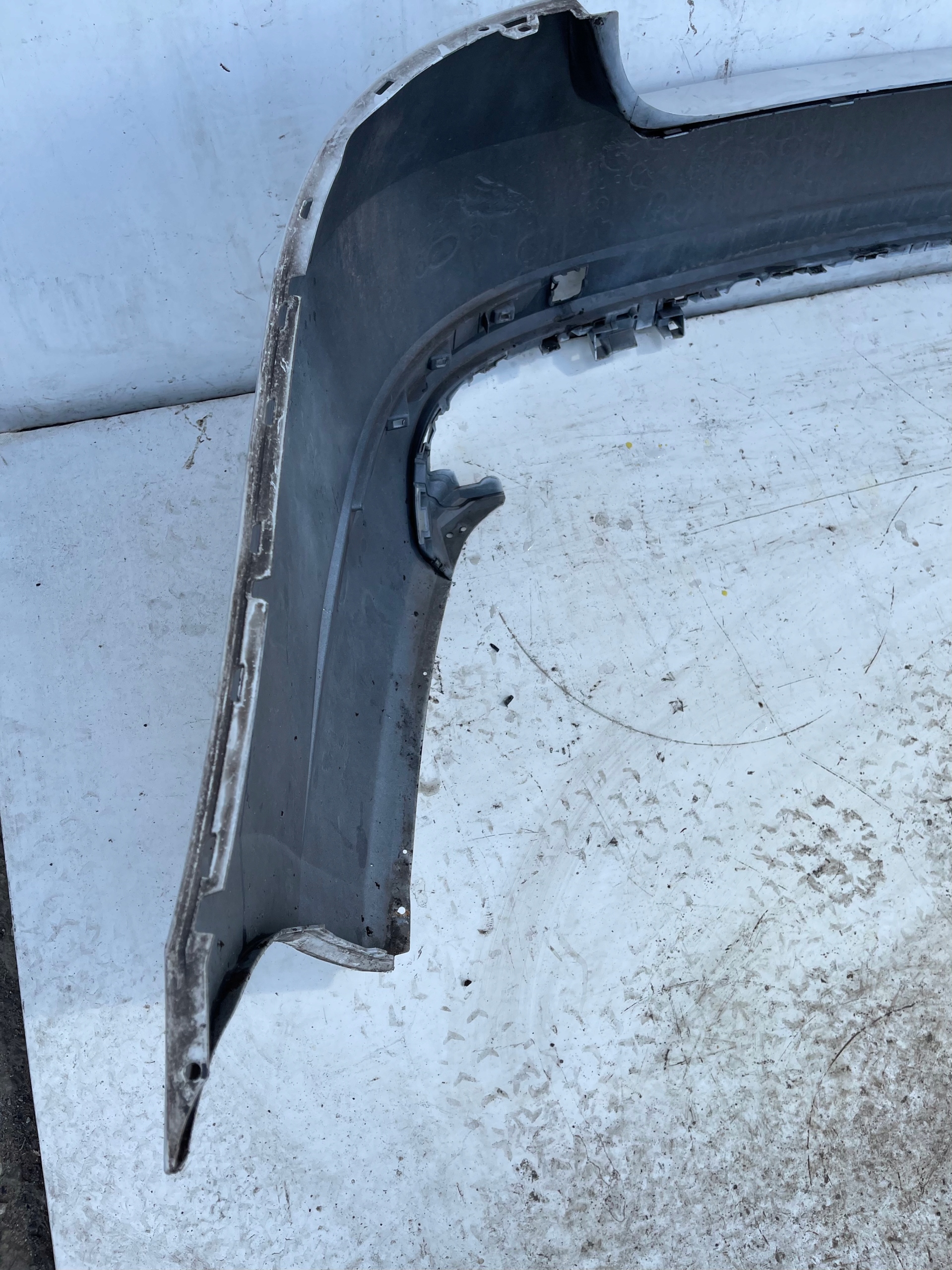 ZADNÝ NÁRAZNÍK SKODA SUPERB III SEDAN