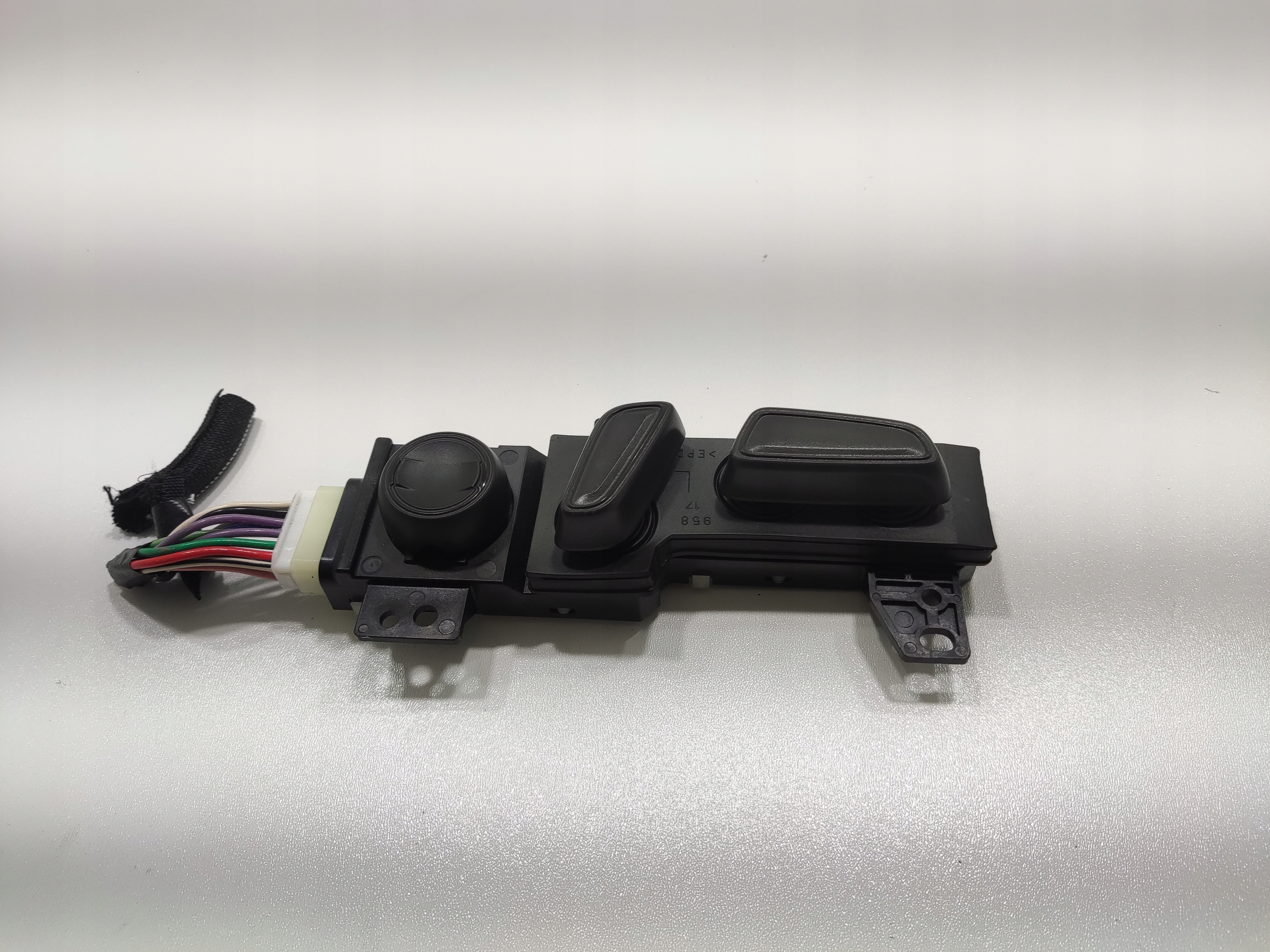 OVLÁDACÍ PANEL REGULACIE SEDAČKY ĽAVÝ PREDNÝ POD VOLANT TOYOTA RAV4 V 2019-24