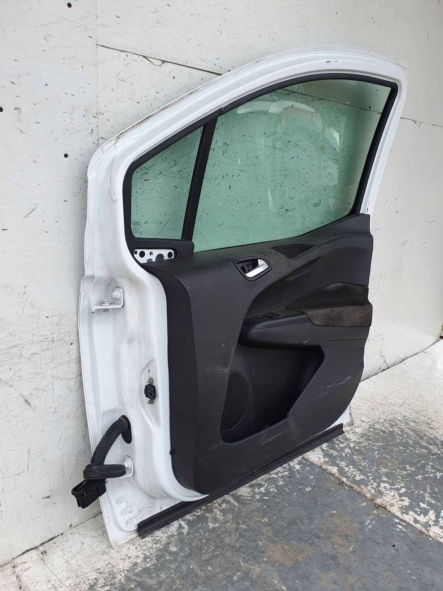 Ford Transit Courier mk2 PRAVÉ PREDNÉ DVERE