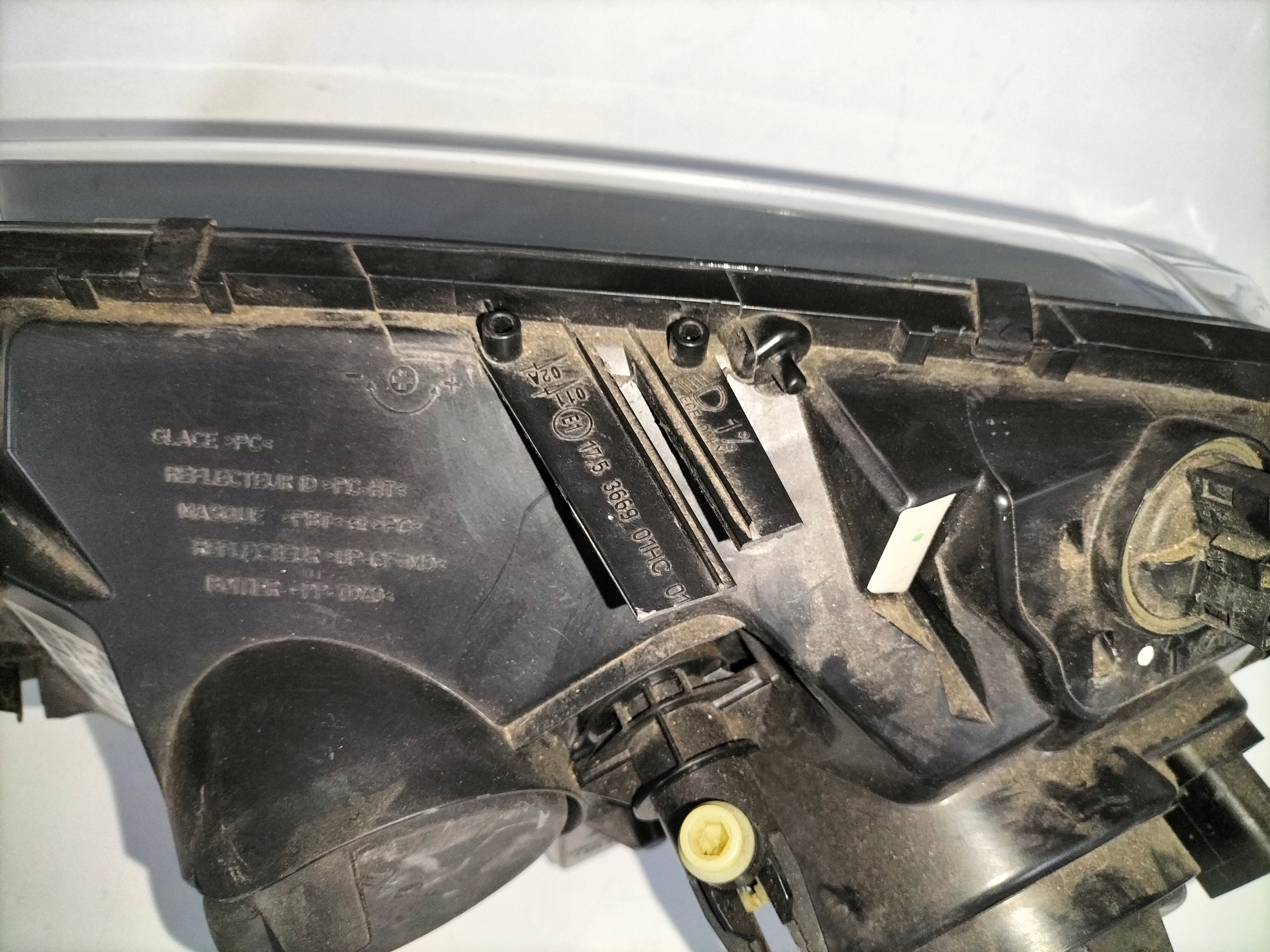 PRAVE PREDNE SVETLO DACIA DUSTER I LIFT 13-15