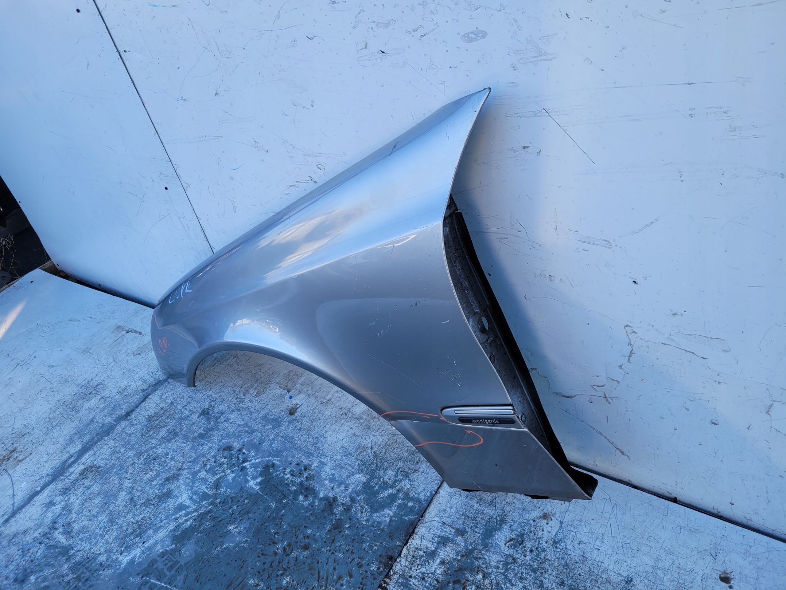 MERCEDES E W 211 W211 ĽAVÝ PREDNÝ BLATNÍK