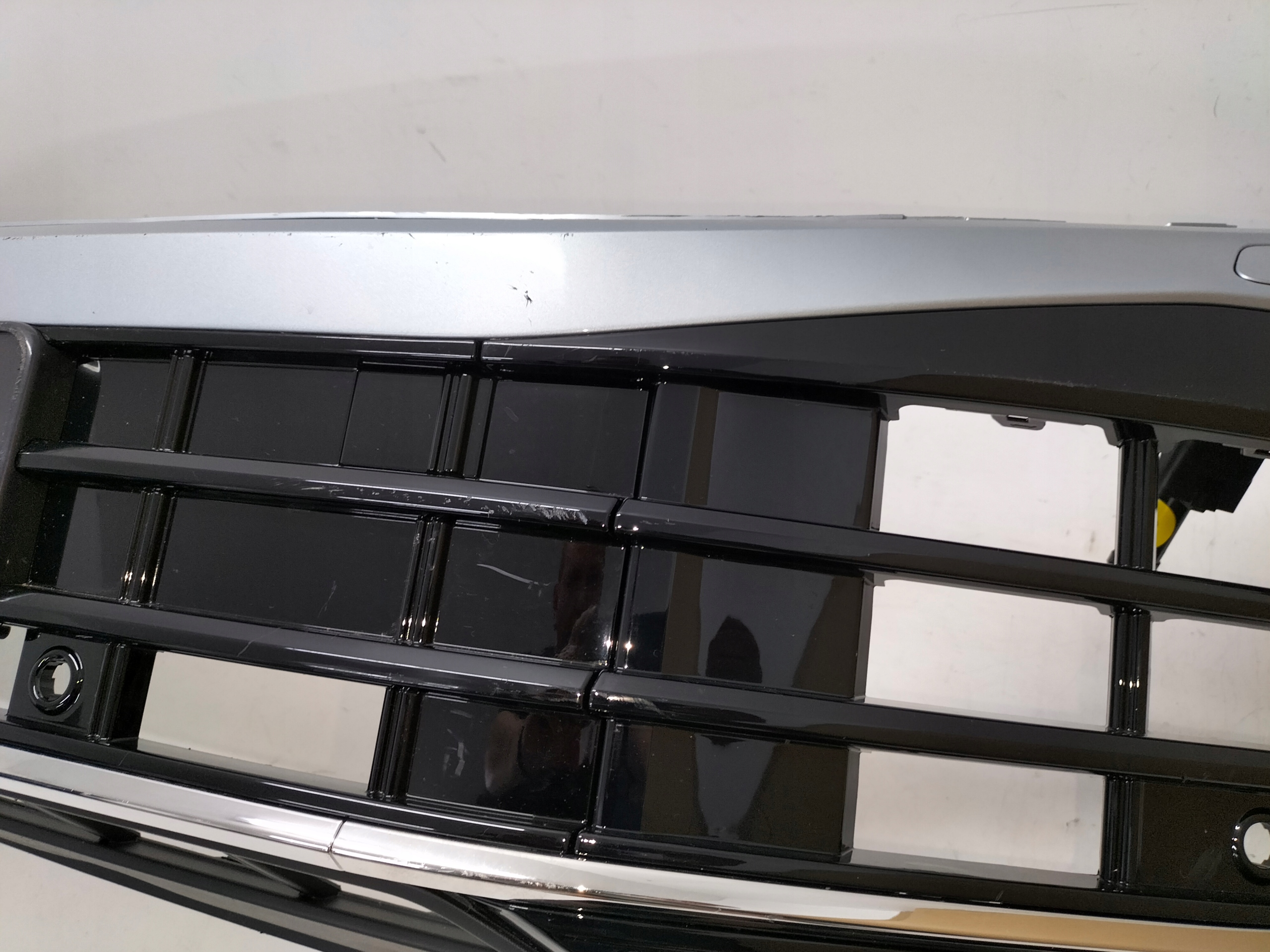 PREDNÝ NÁRAZNÍK VW TOUAREG III LIFT 23-
