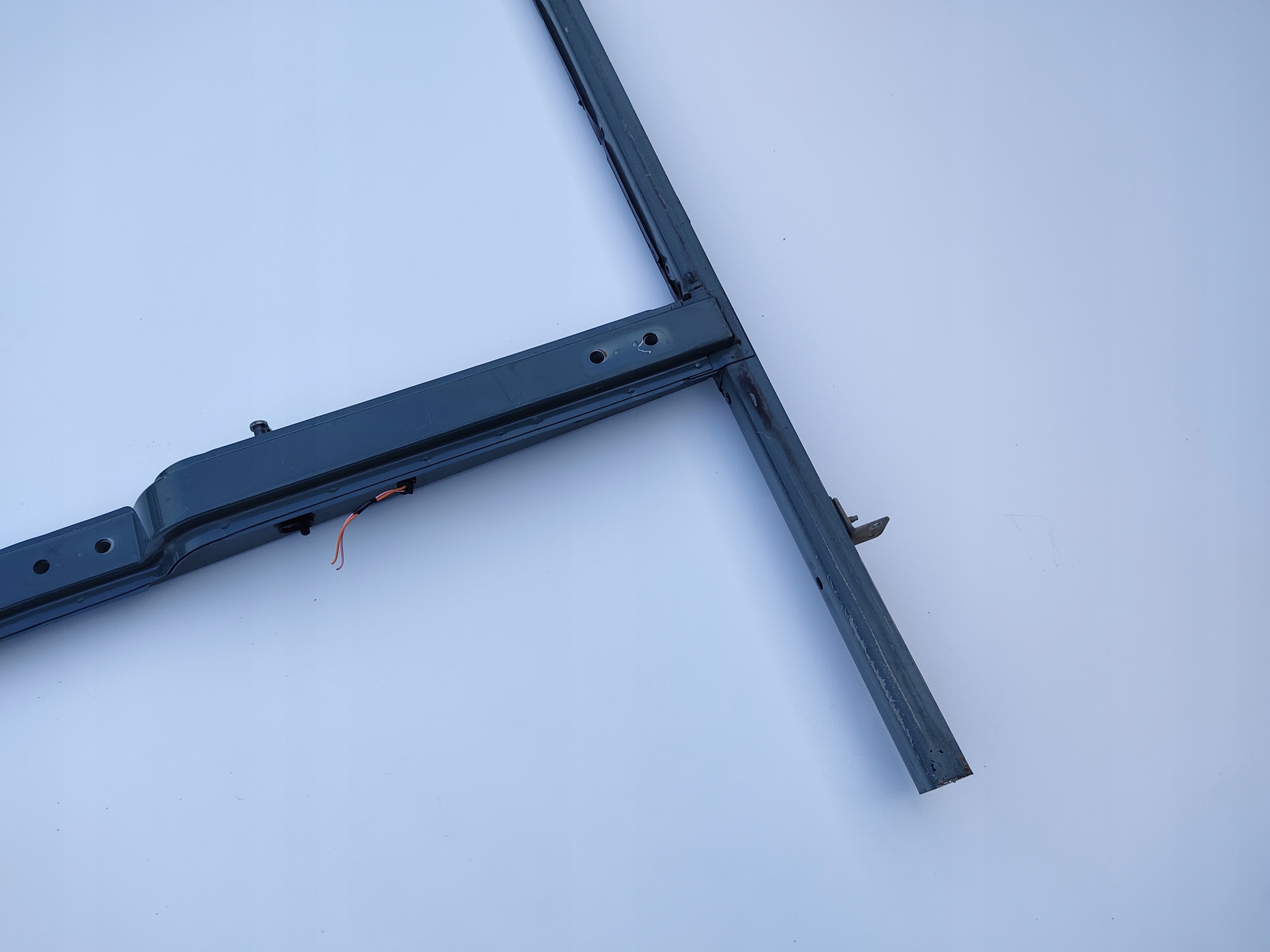 VÝSTUHA STĹPIK PRAVÝCH DVERÍ LAND ROVER DEFENDER 1999-2014