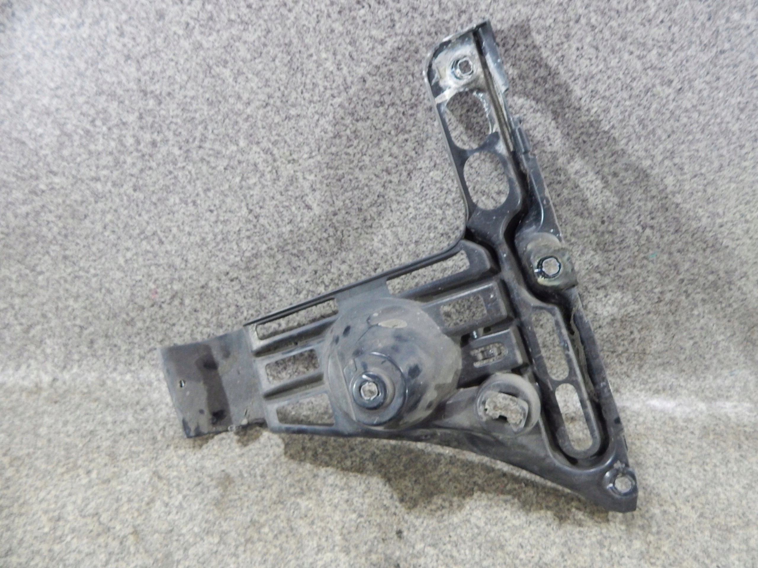 BMW E63 E64 LAVY DRZIAK ZADNEHO NARAZNIKA 7008839