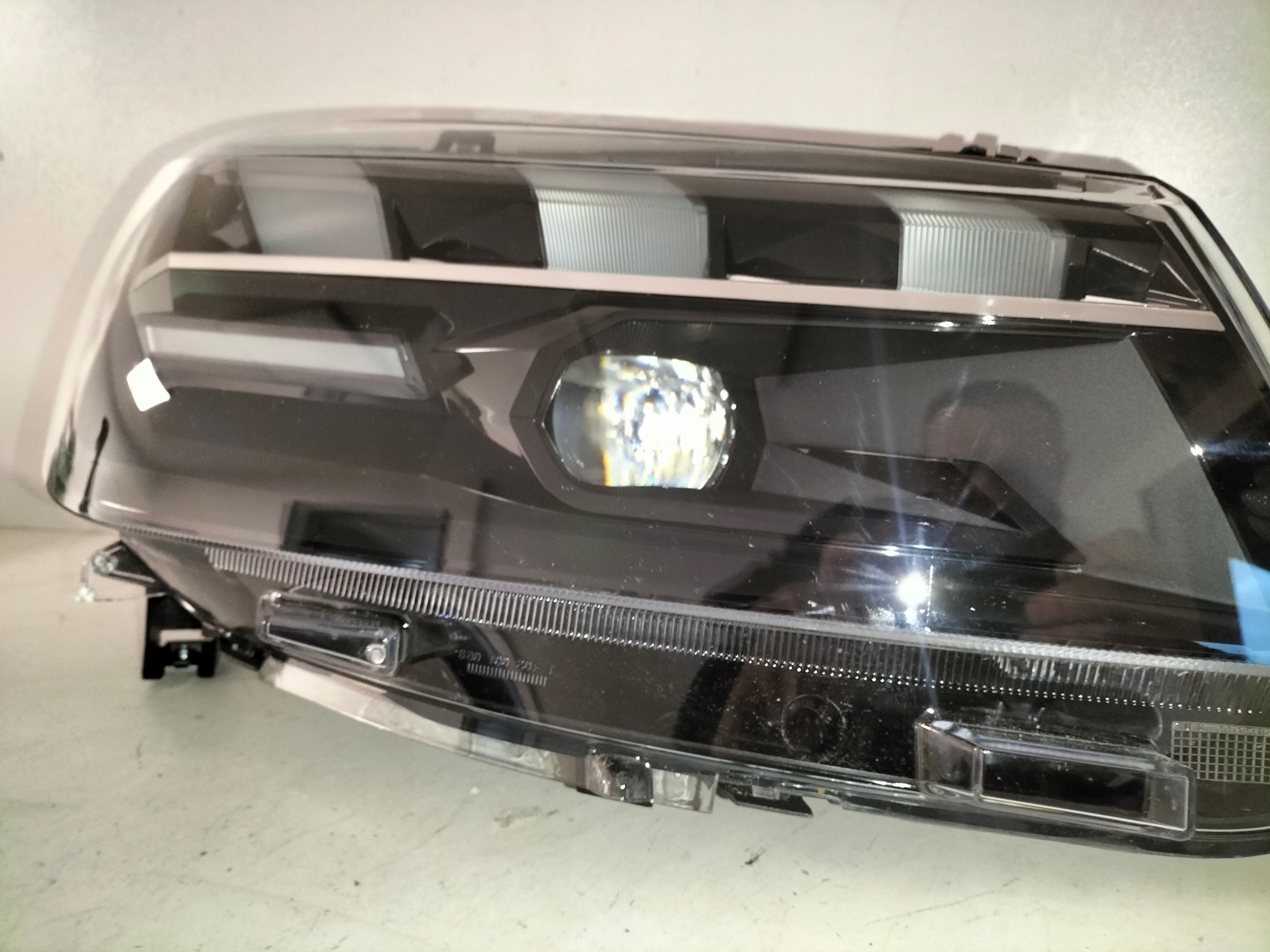 PRAVE PREDNE SVETLO PEUGEOT EXPERT IV TRAVELLER 24- FULL LED
