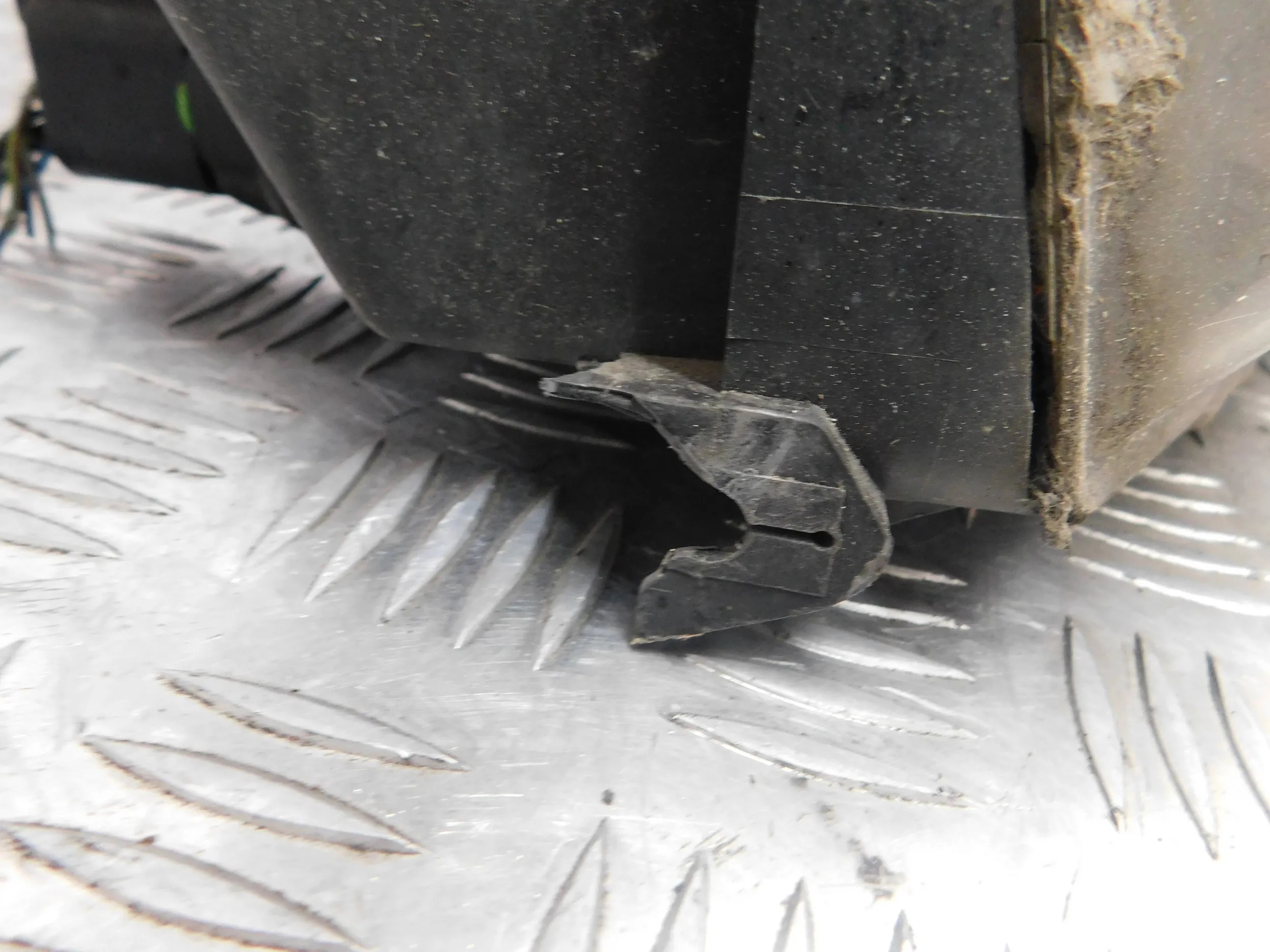 PRAVE PREDNE SVETLO FORD FUSION