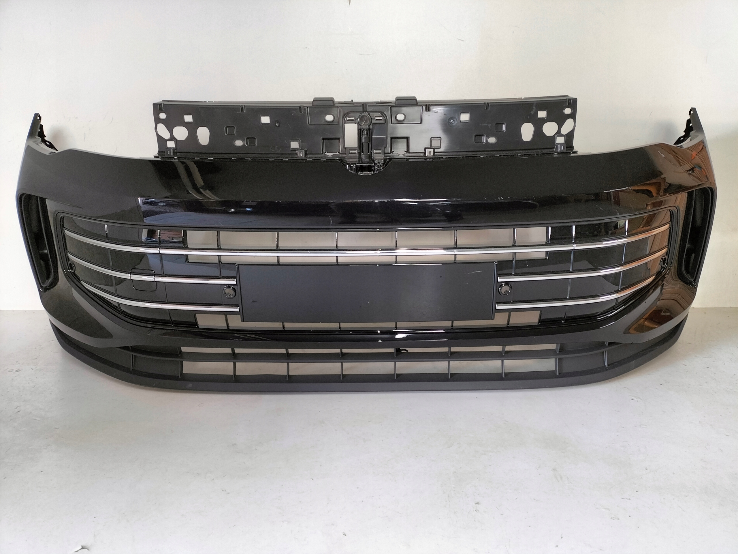 PREDNÝ NÁRAZNÍK VW TIGUAN III 571 24-